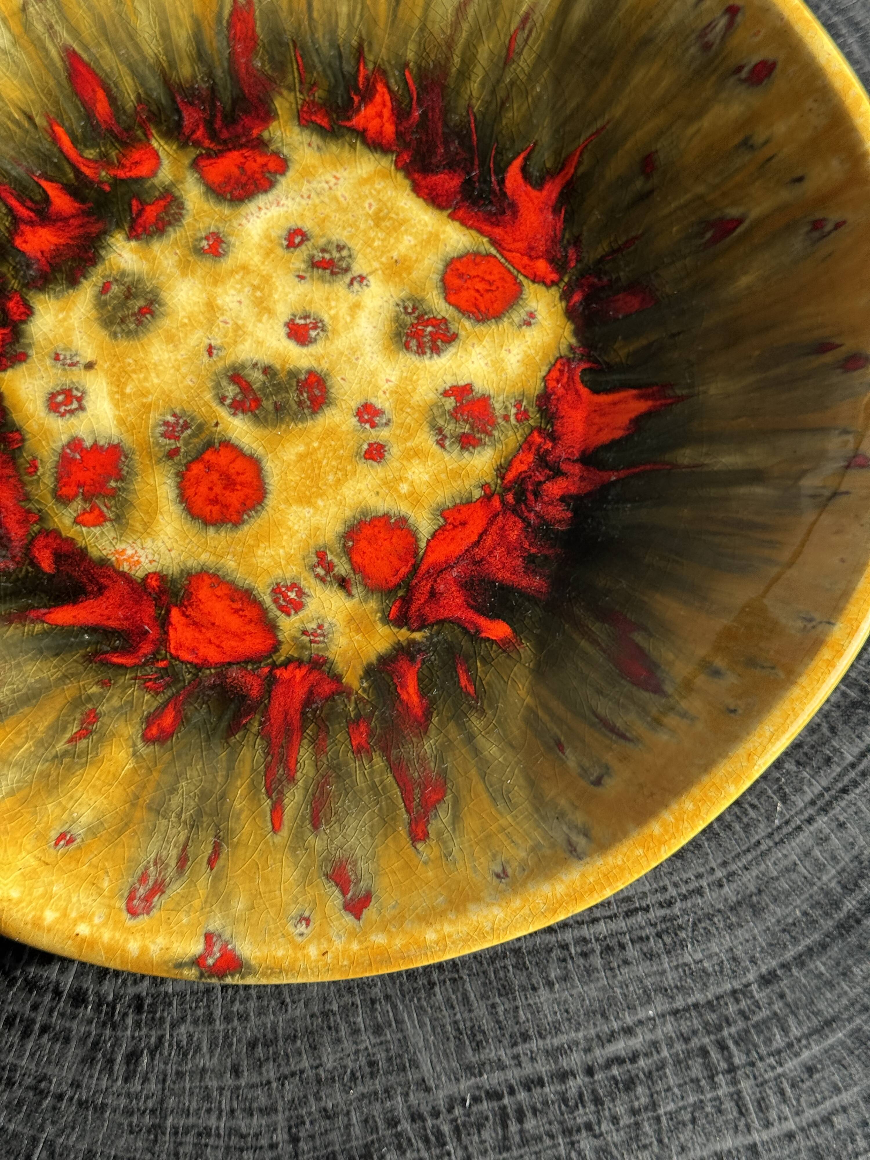 Large circular dish in West Germany style, brand JQ D35 H5.