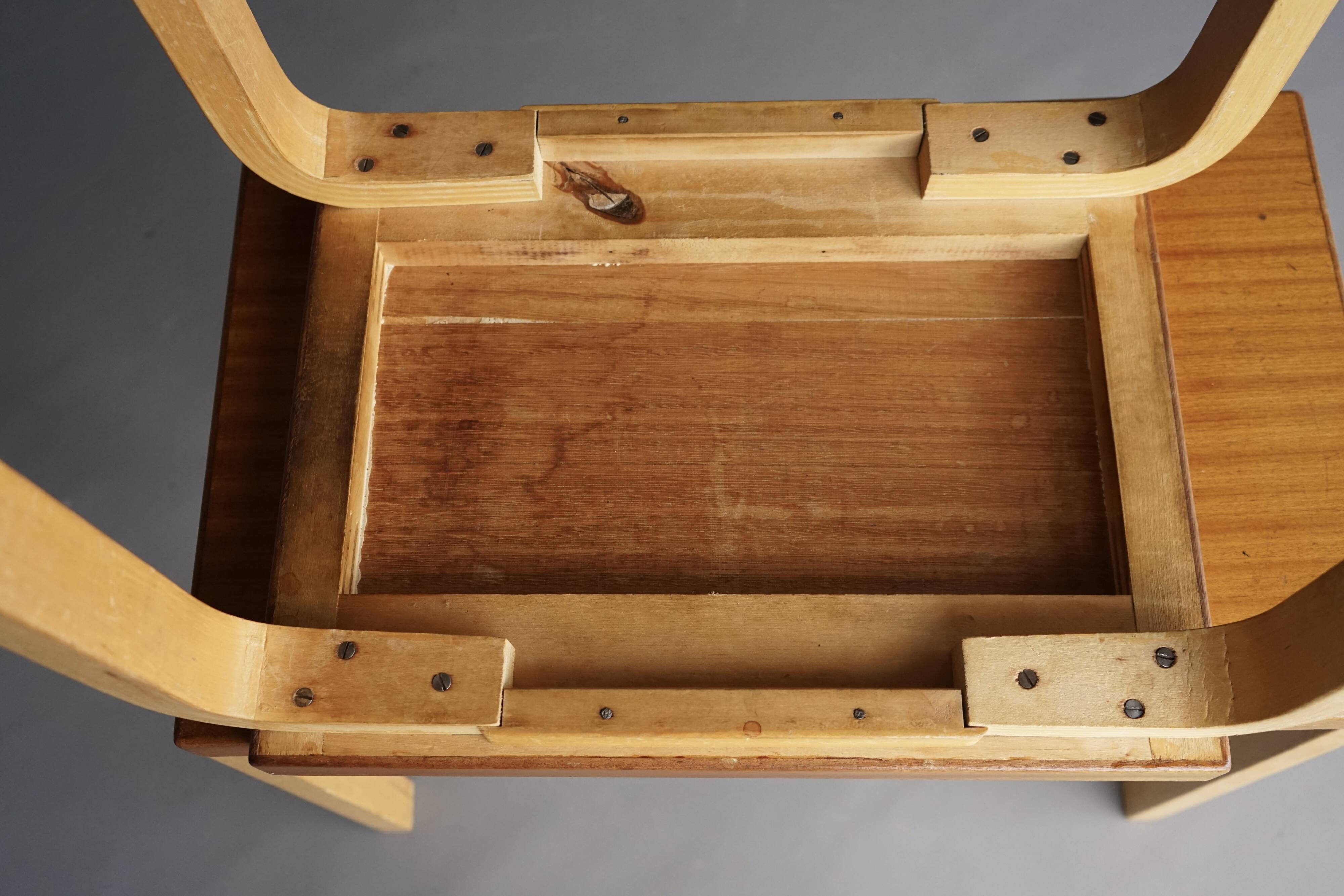 Tables gigognes modèle 88 par Alvar Aalto pour Artek, années 1960. Lot de 2