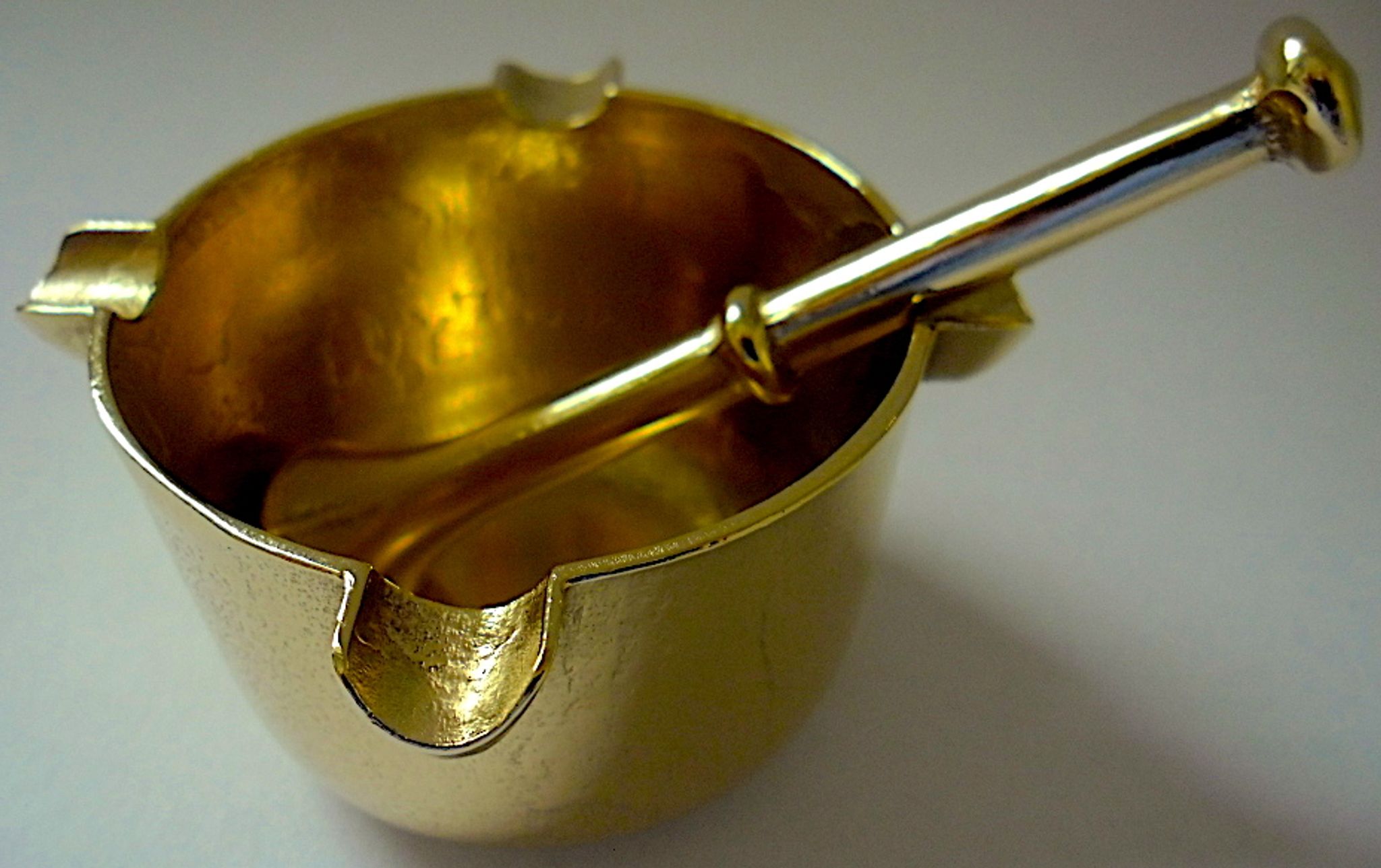 Three "vintage" bronze ashtrays with golden natural patina forming mortars with their drumsticks