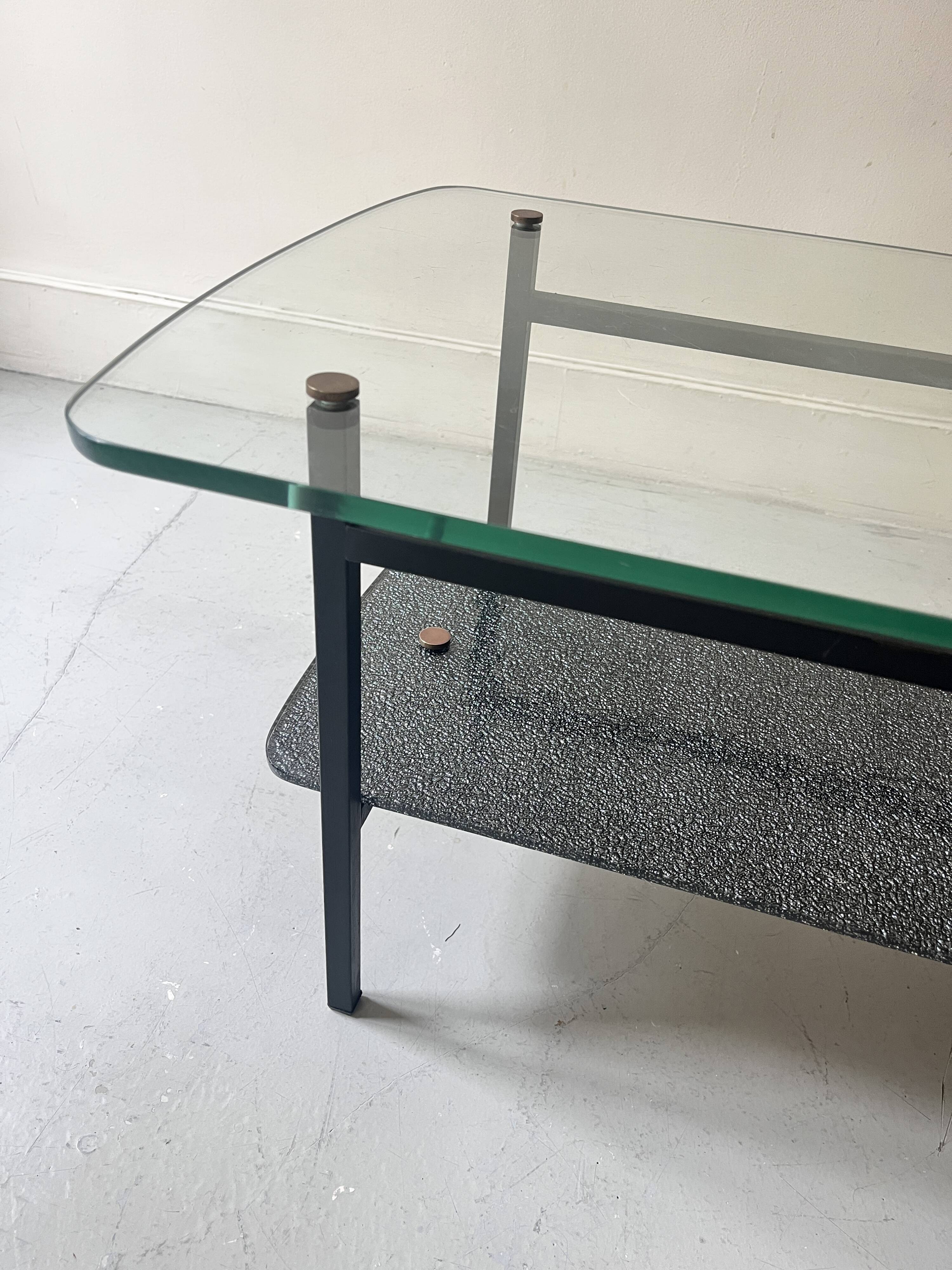 table basse en verre et métal noir, 1950