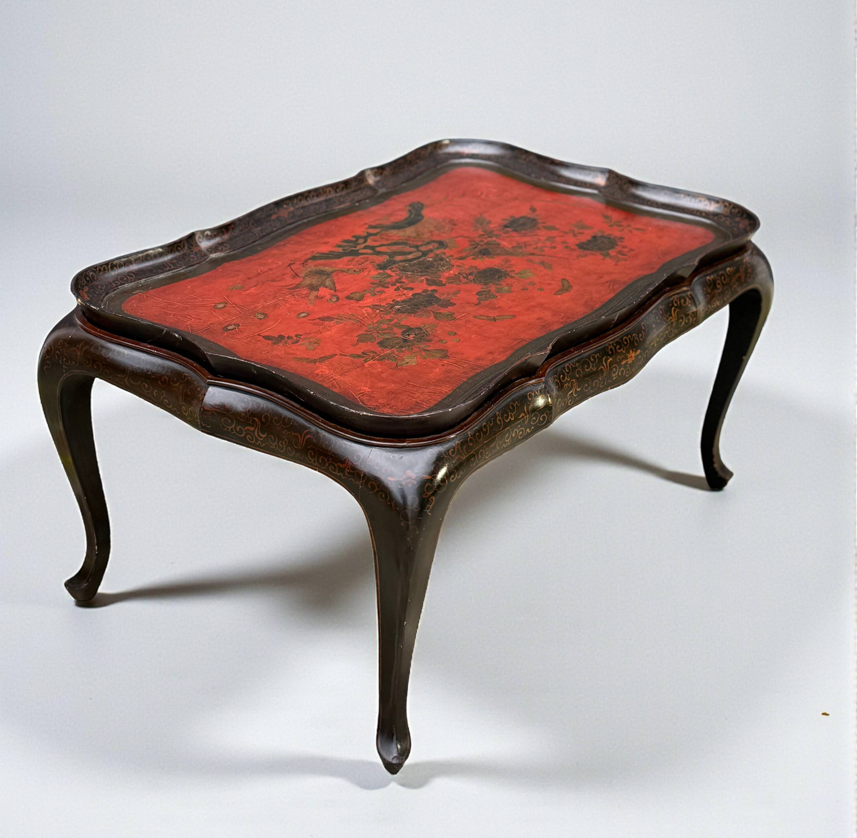 Low table in chinese black and red lacquer from the 19th century with independent tray