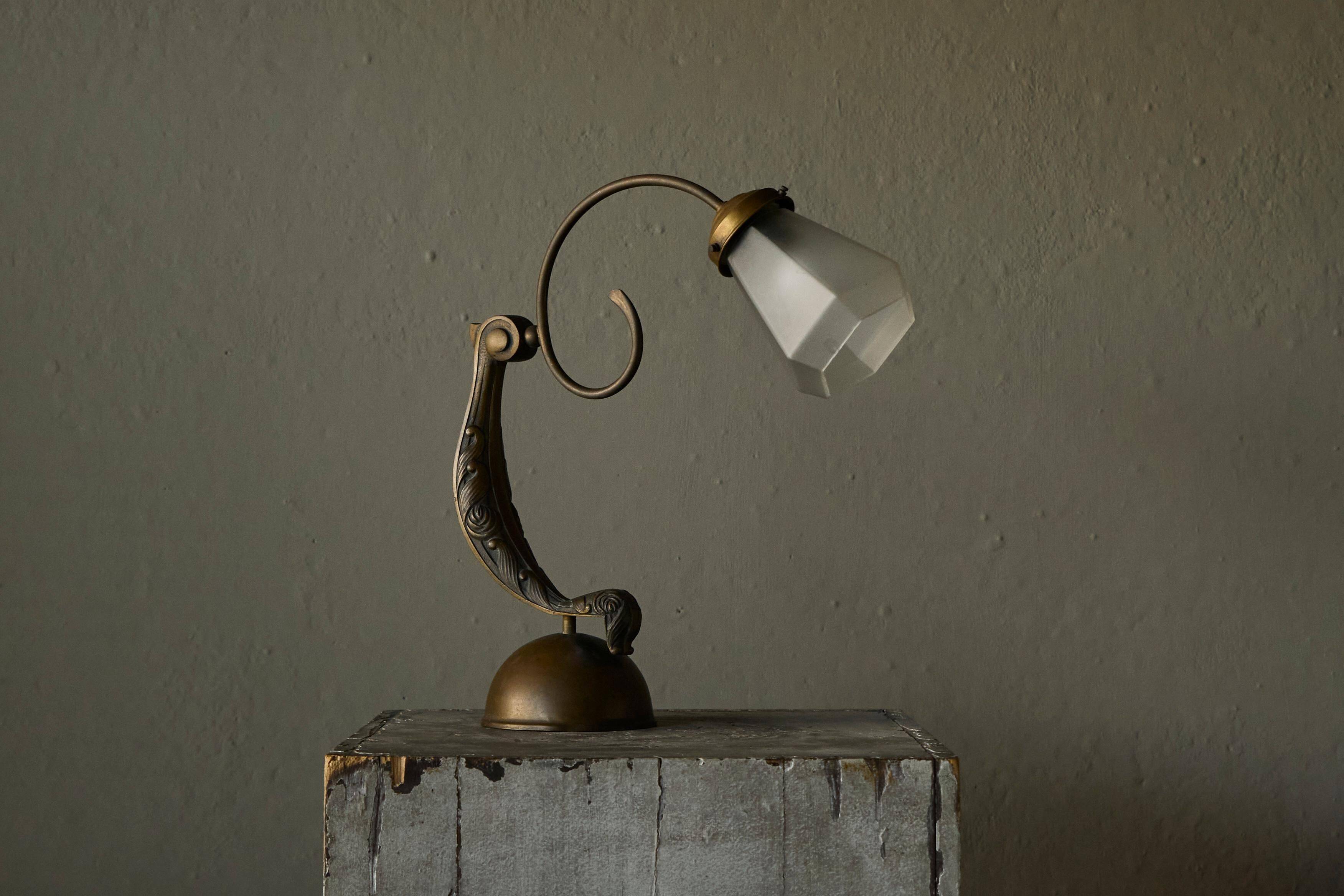 Sculptural table lamp in brass and opaline glass, early 20th century.