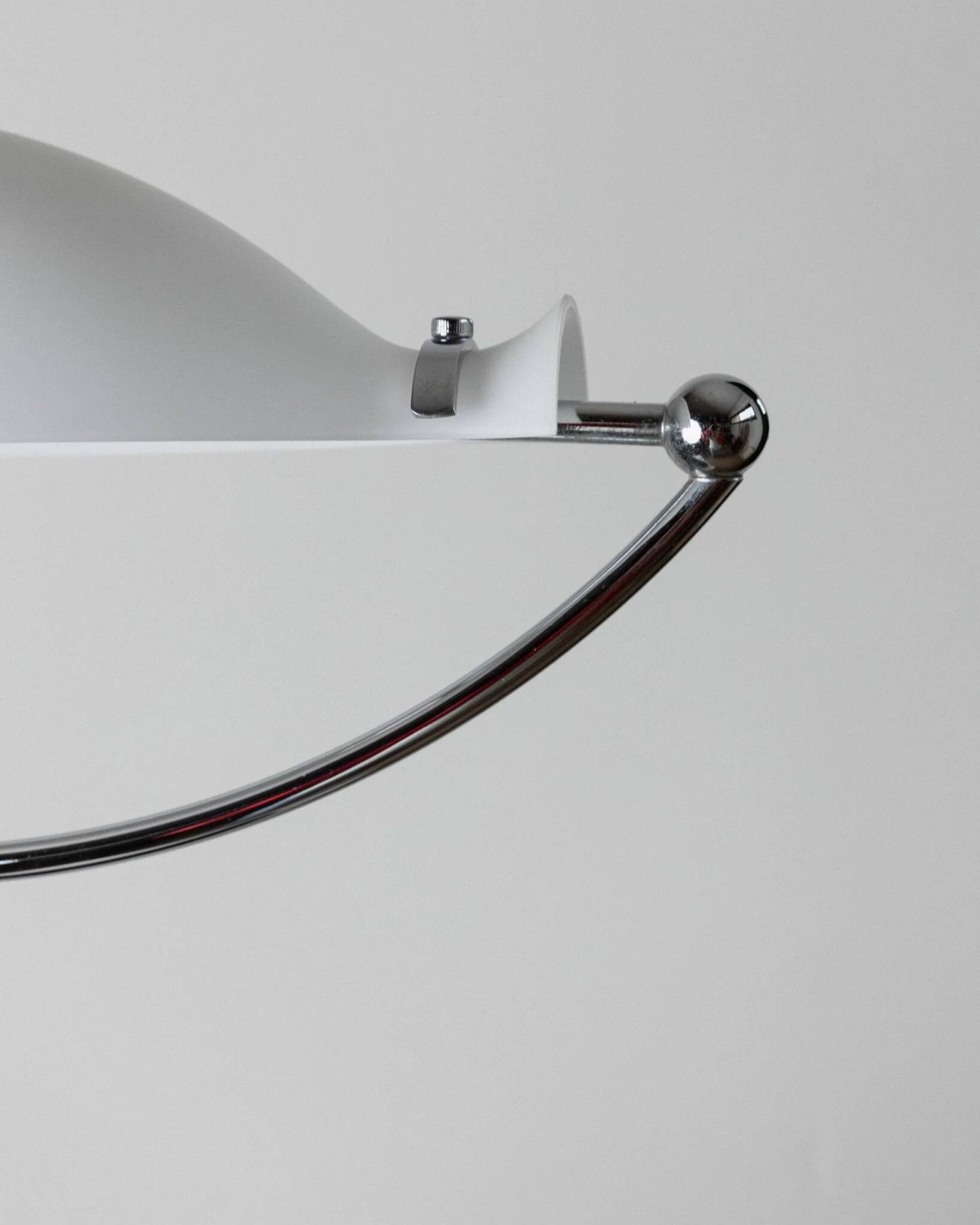 Lampe vintage en verre de Murano avec abat-jour en verre dépoli blanc et base de bureau en chrome, design italien des années 1970 inspiré de l'ère spatiale.