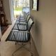 7 chaises en aluminium Vitra EA 107 Charles et Ray Eames