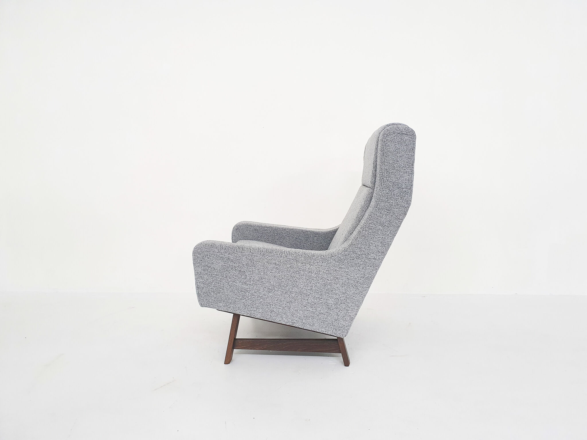 Set of two Dutch design lounge chairs with wenge feet