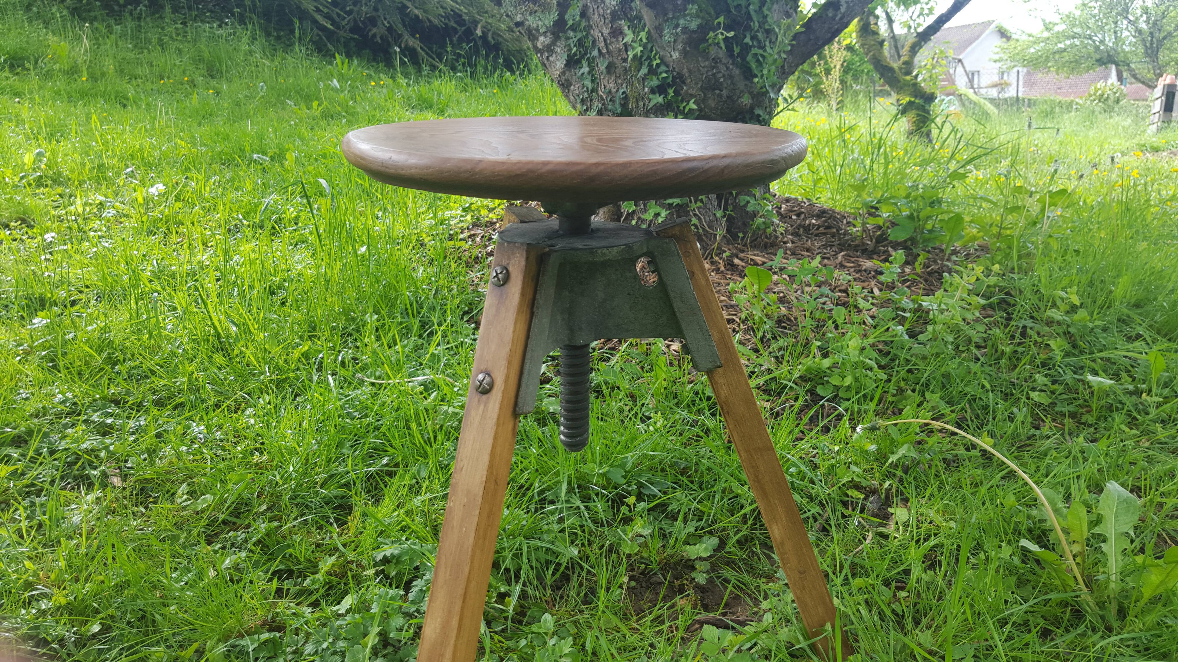 Screw workshop tripod