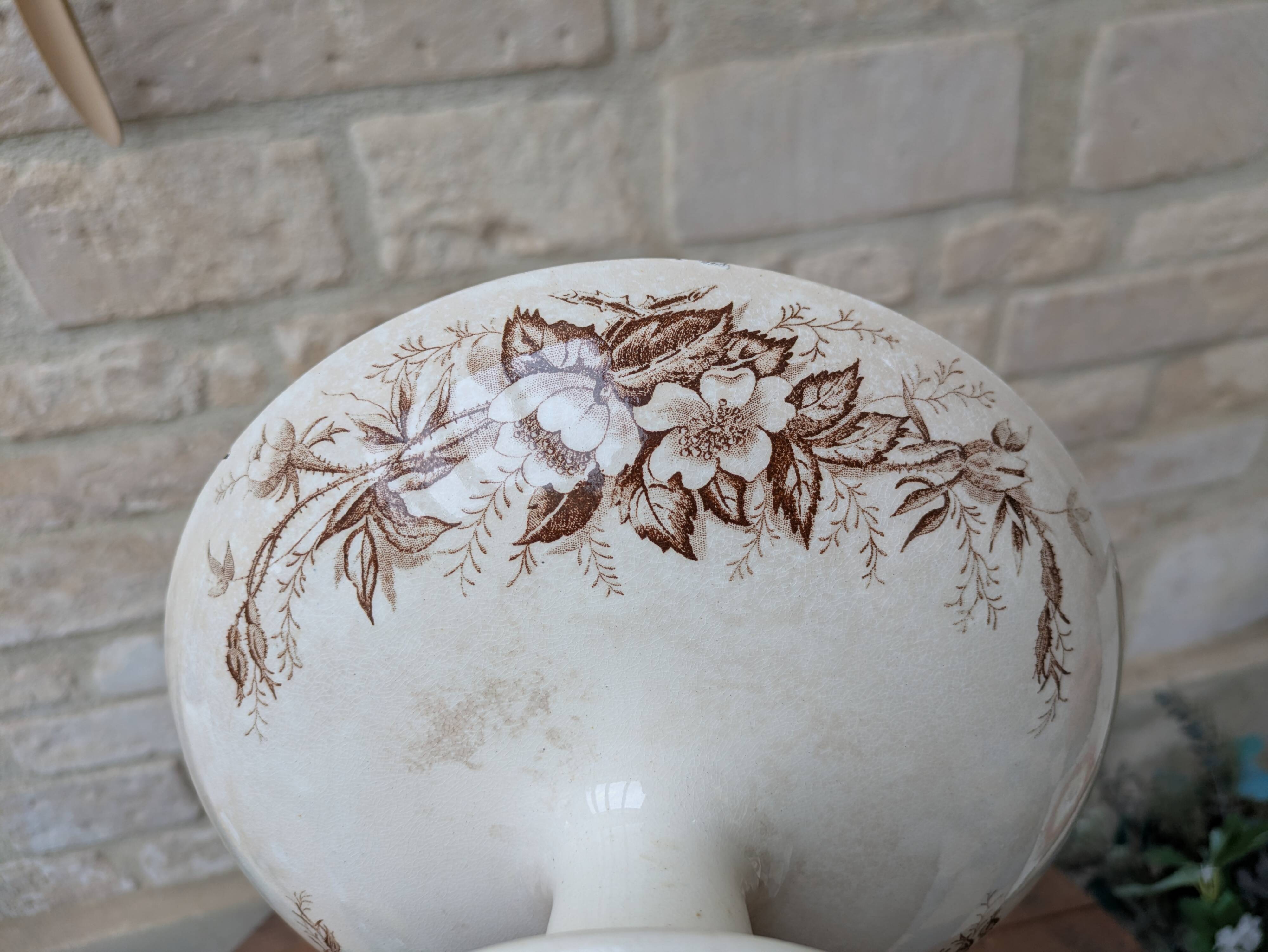 Flat serving compote dish in Terre de Fer HB & Cie with brown floral decoration.