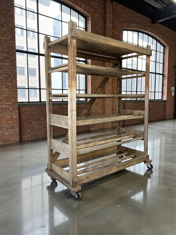 Étagère industrielle vintage en bois sur roulettes