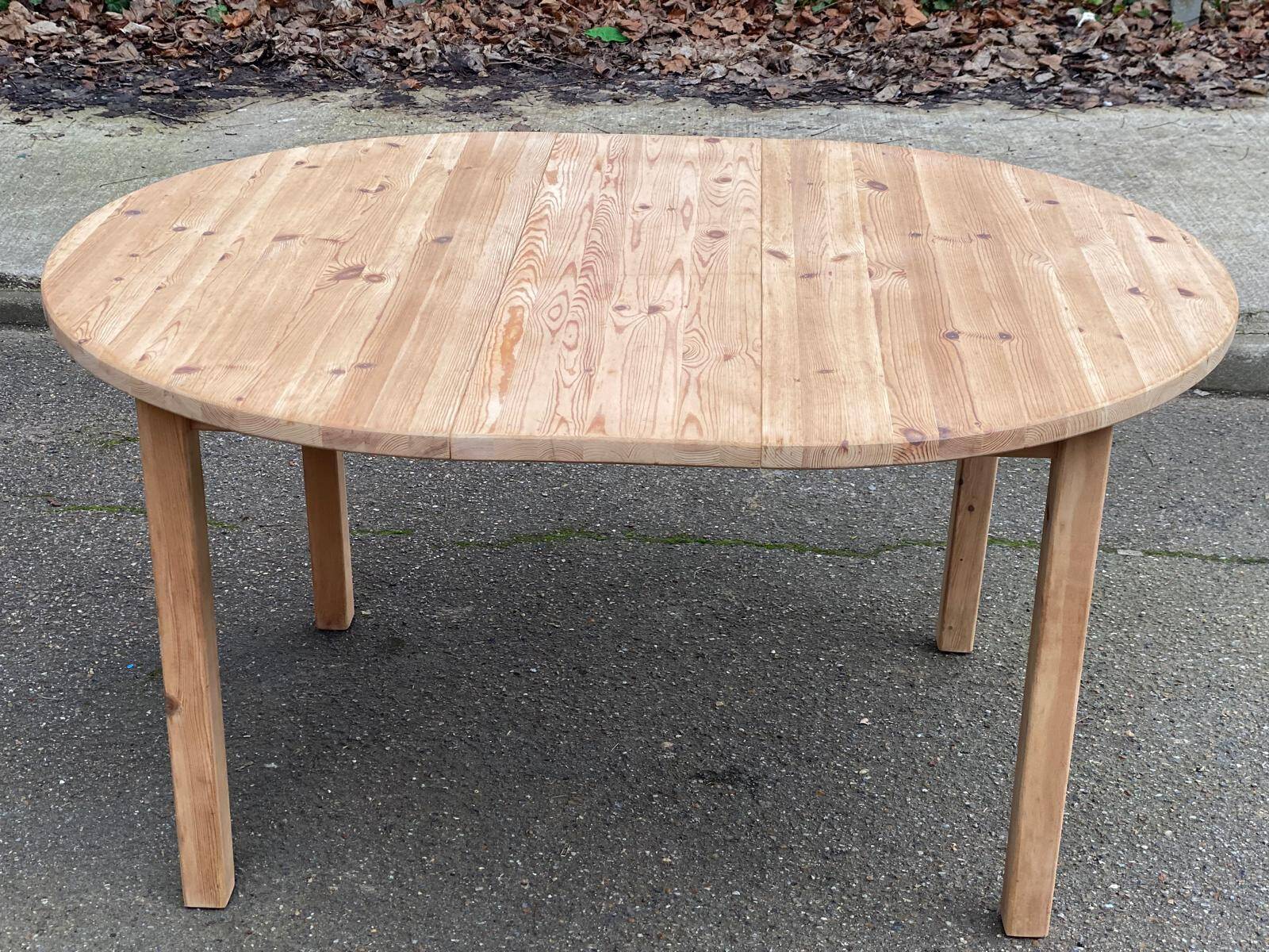 Renovated round Scandinavian dining table, extendable, made of solid wood, 110-140cm.