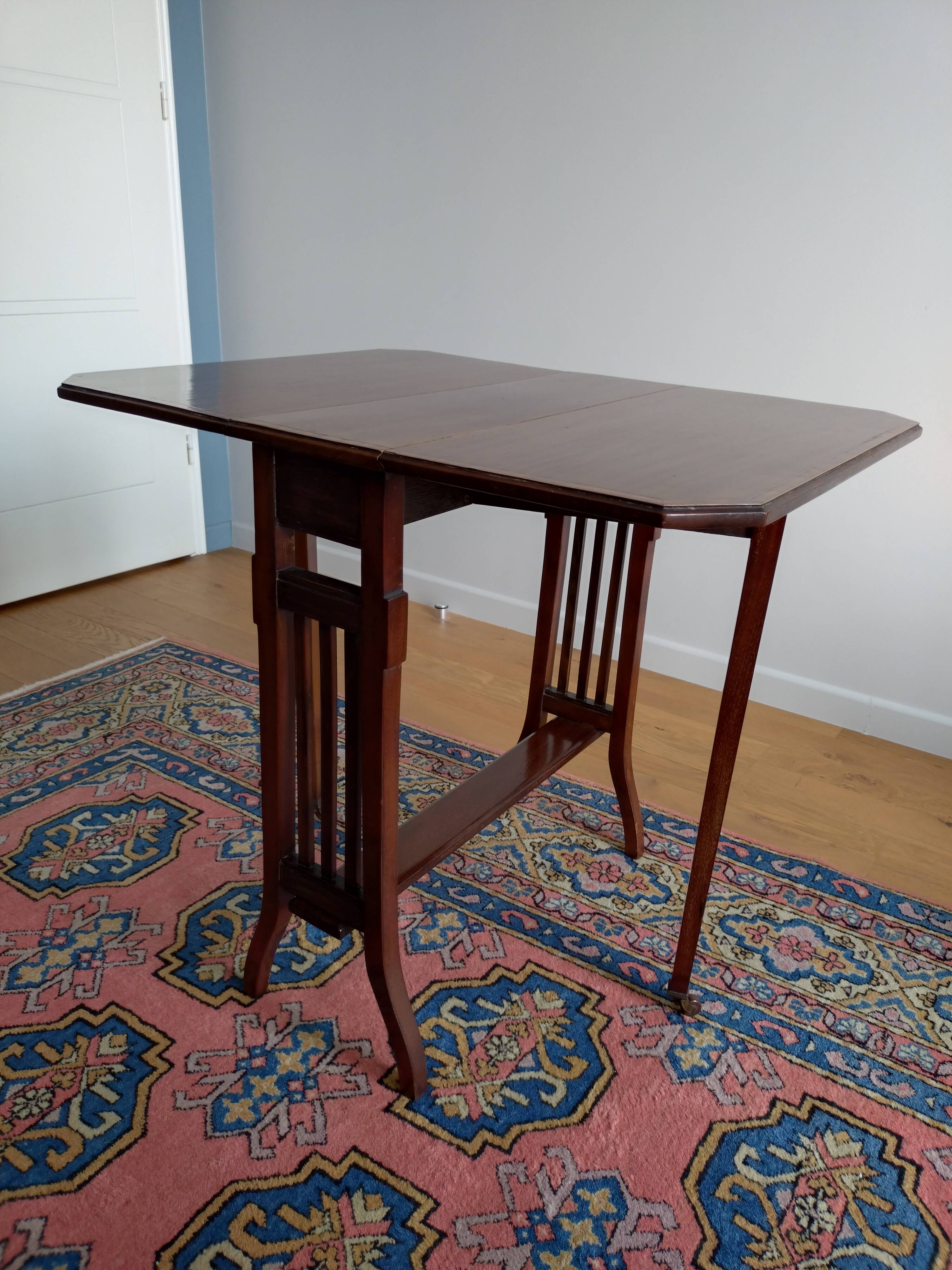 Folding side table in cherry wood