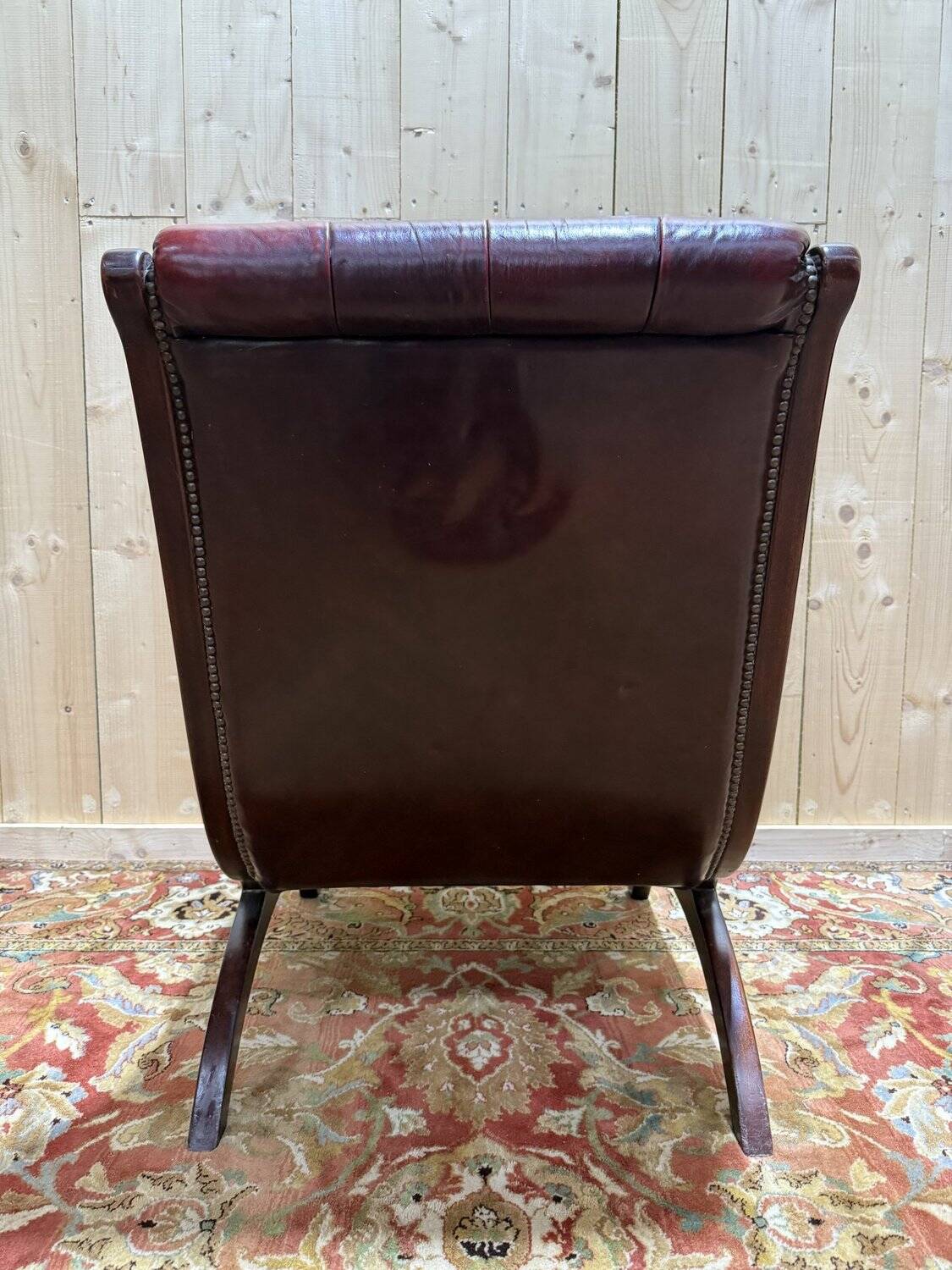 Chesterfield English Slipper Chair in tufted leather