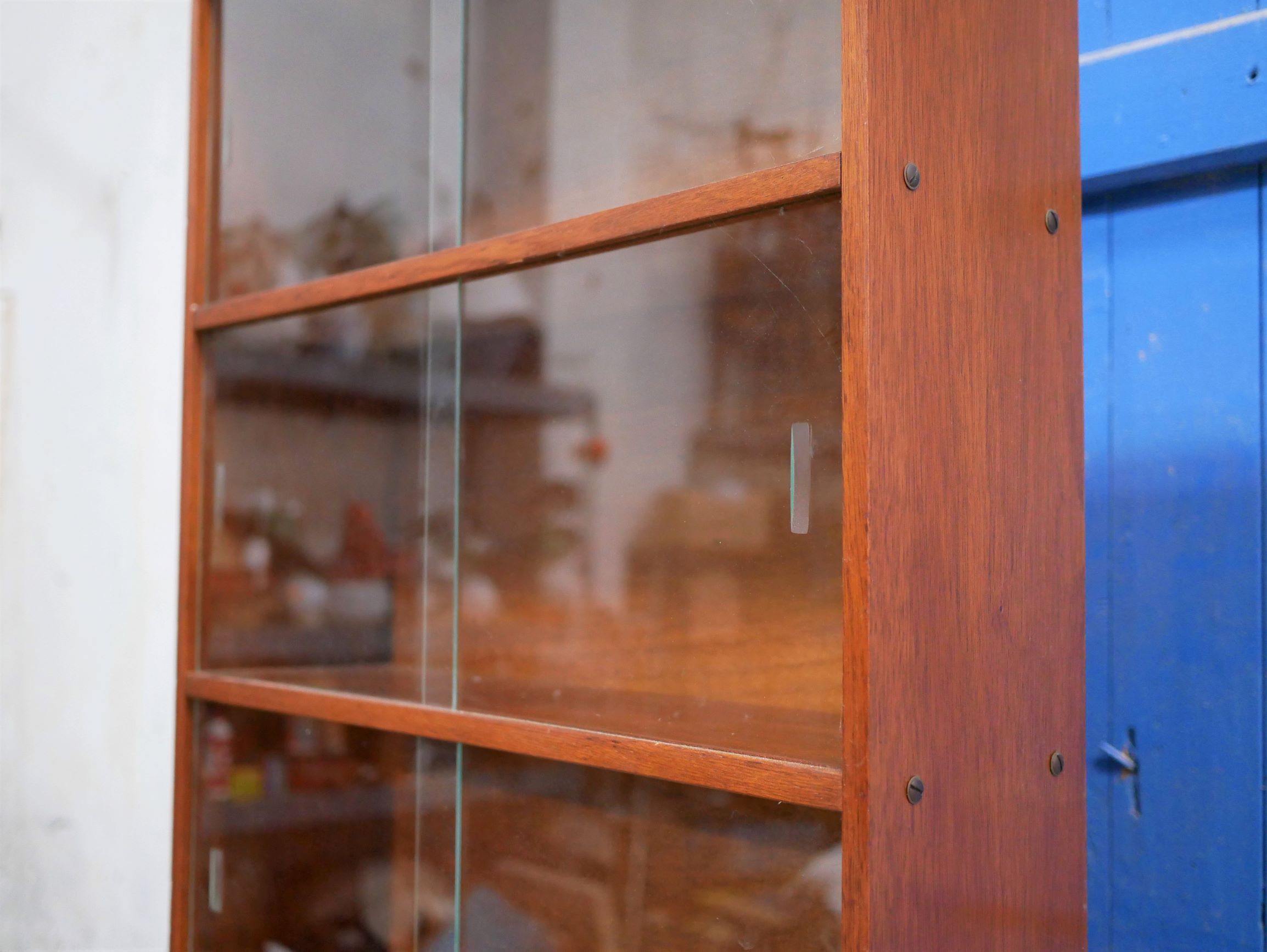 Vintage showcase library