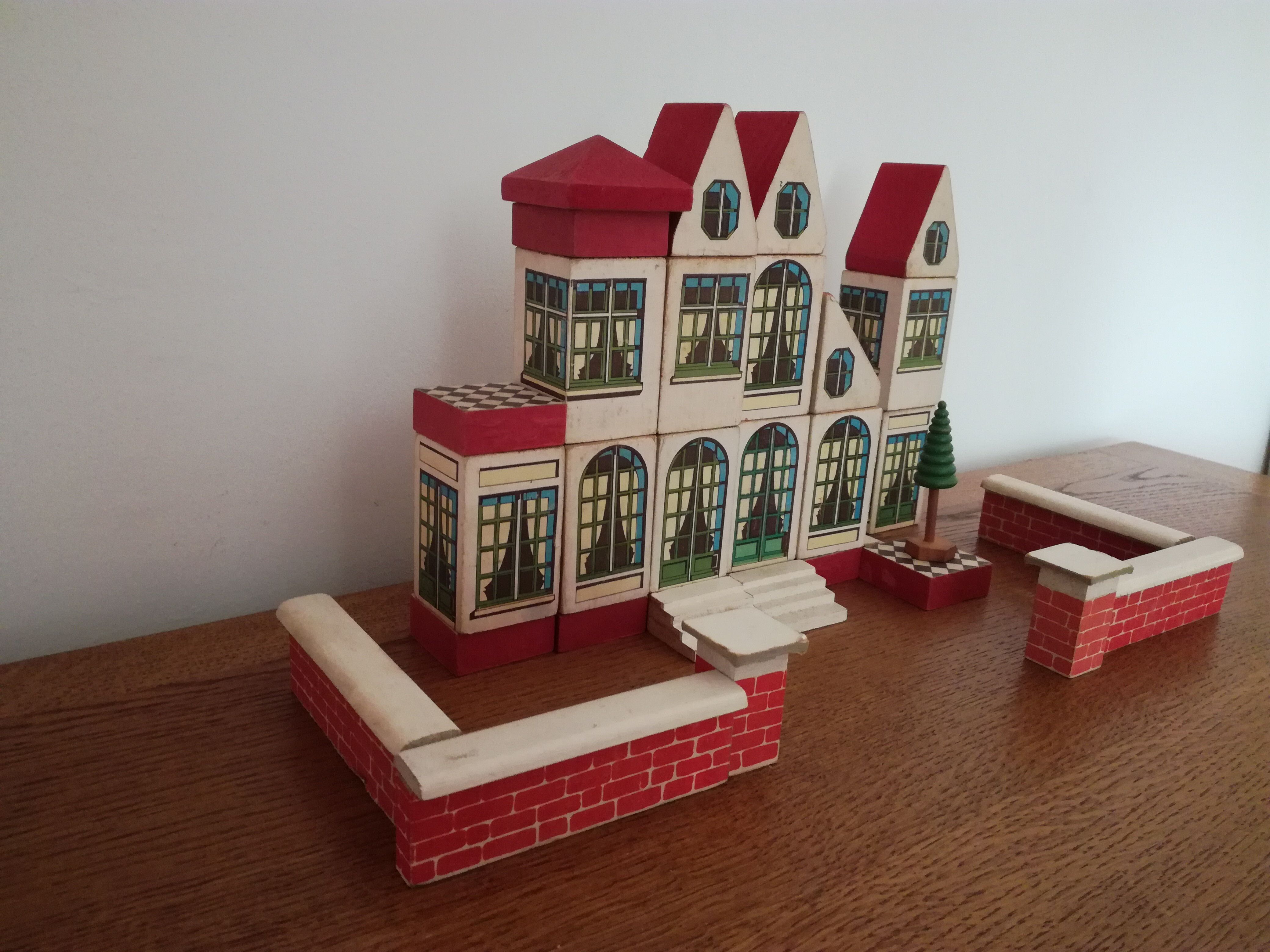 Wooden construction game