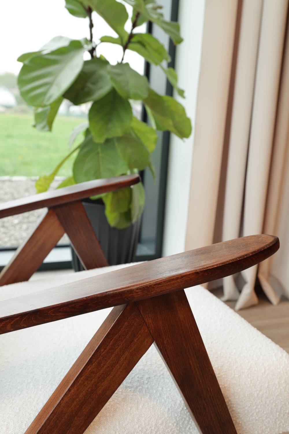 Fauteuil en tissu bouclette blanc et bois, milieu XXème