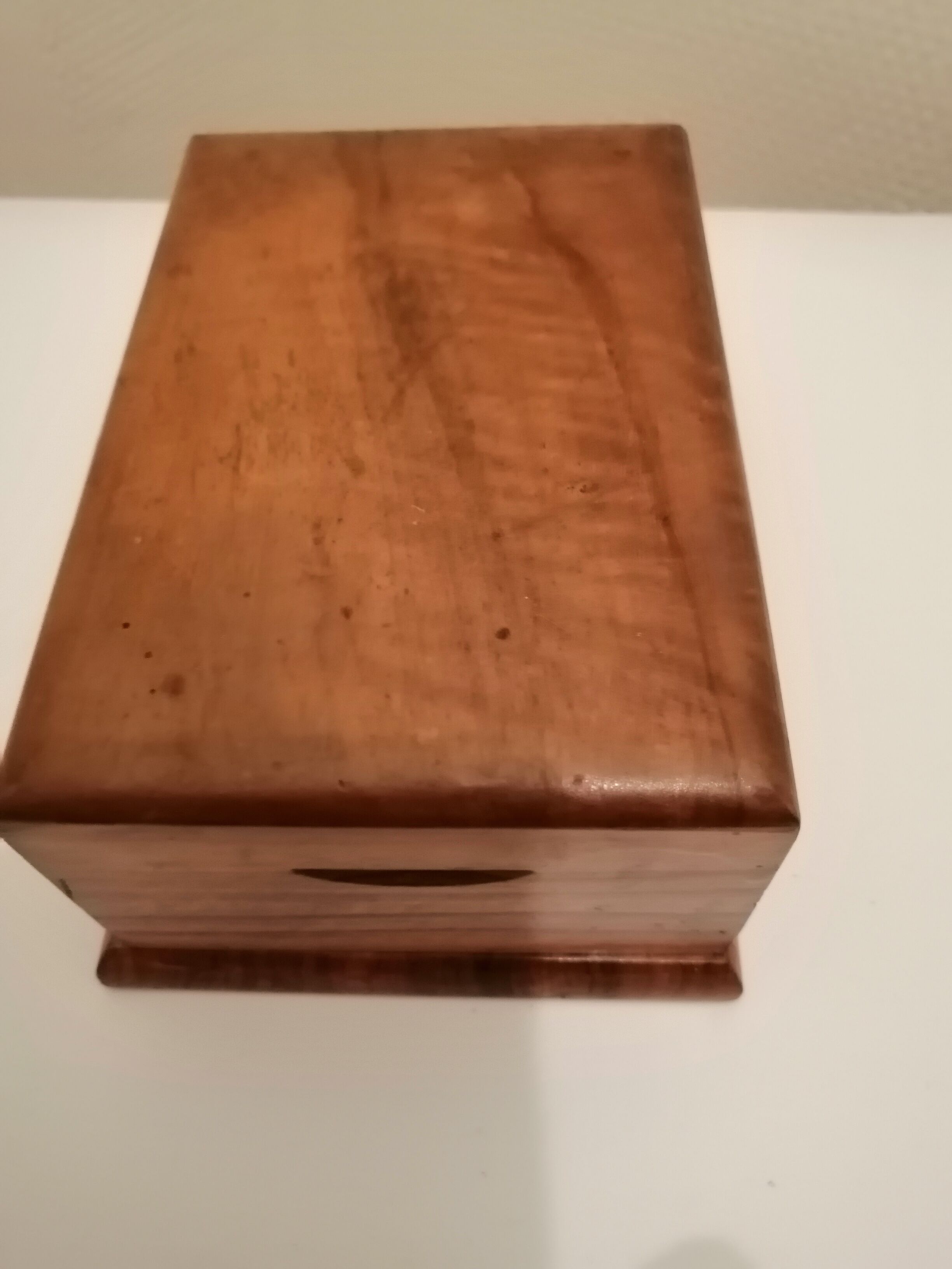 Wooden cigarette box