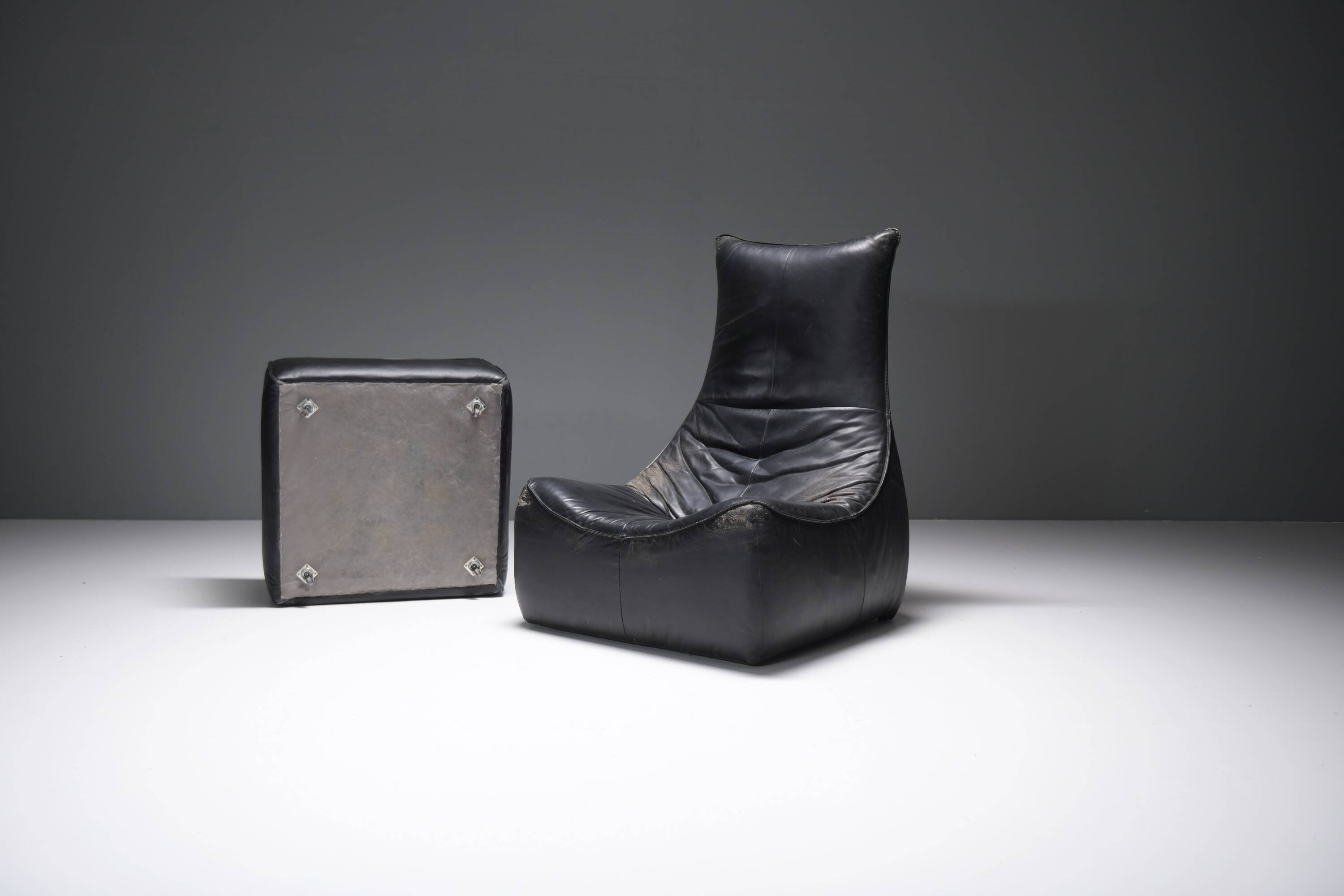 Stunning lounge chair The Rock in black leather by Gerard Van Den Berg - Montis