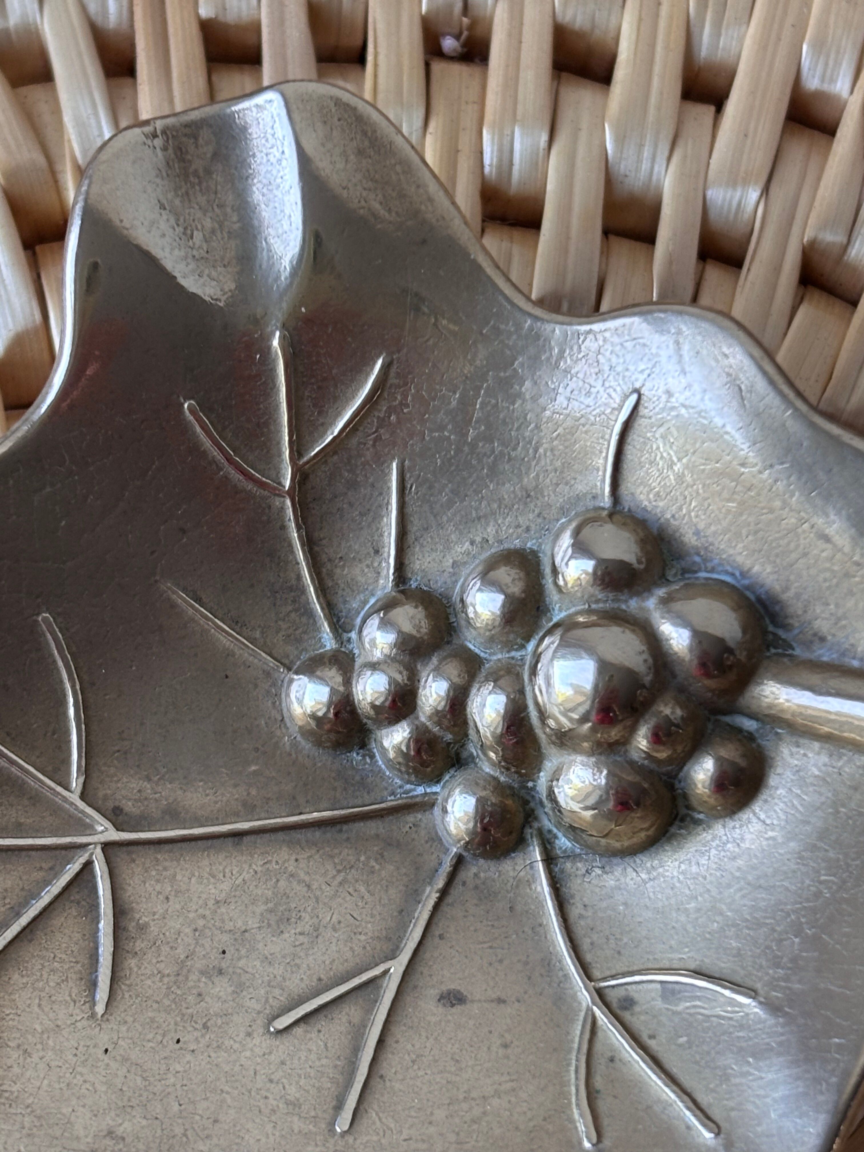 Silver-plated catchall - vine leaf with bunch of grapes