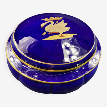 Boîte en porcelaine à décor de cygne à la couronne or sur fond bleu nuit Blois