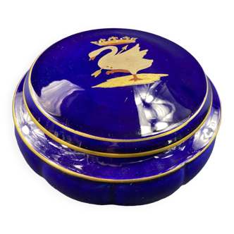 Boîte en porcelaine à décor de cygne à la couronne or sur fond bleu nuit Blois