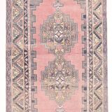 Tapis turc en laine rose poussiéreux