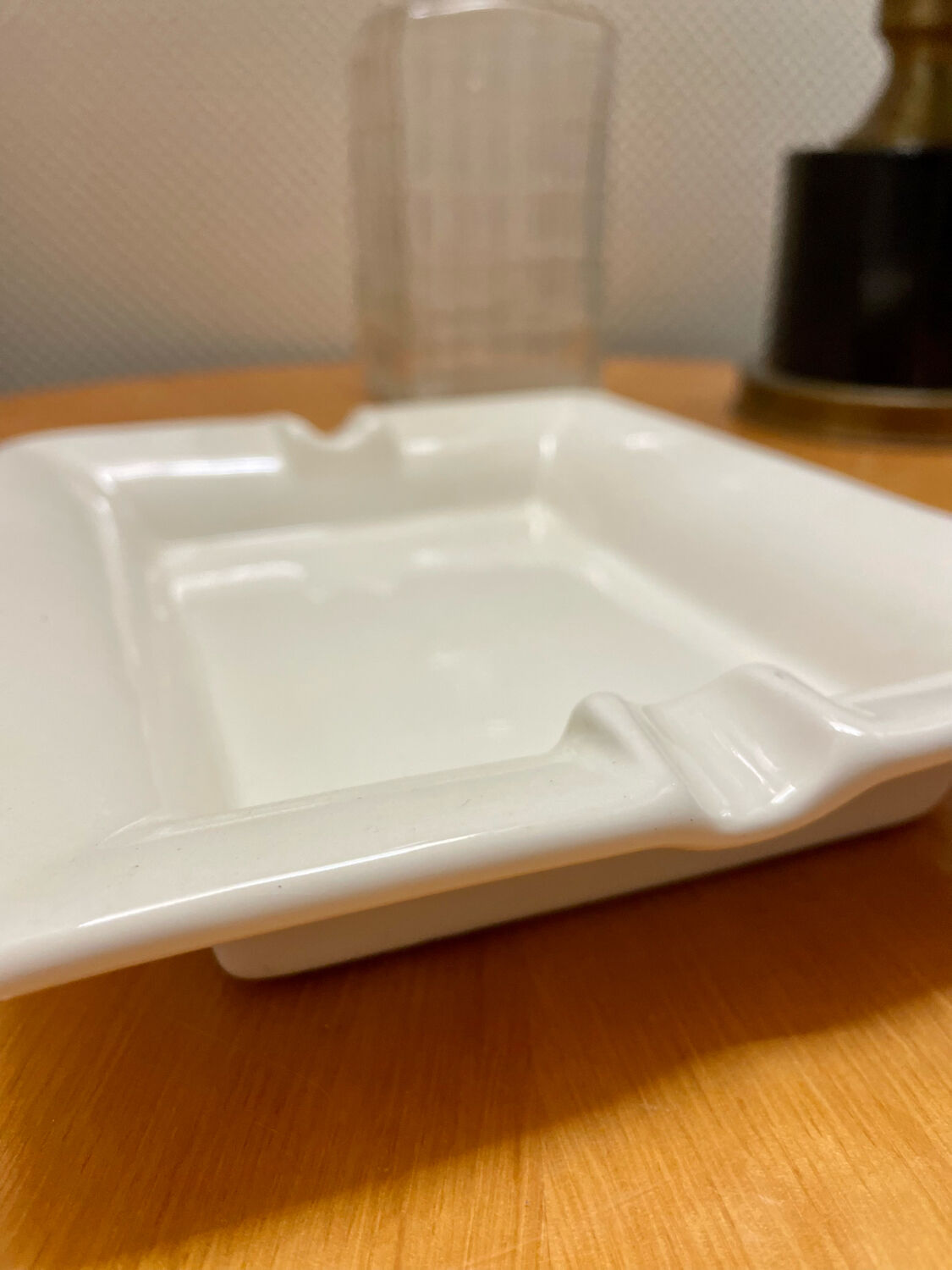 Cendrier en céramique blanc