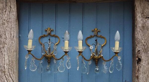 Appliques murales 2 feux antiques françaises en bronze doré et cristal, années 1940