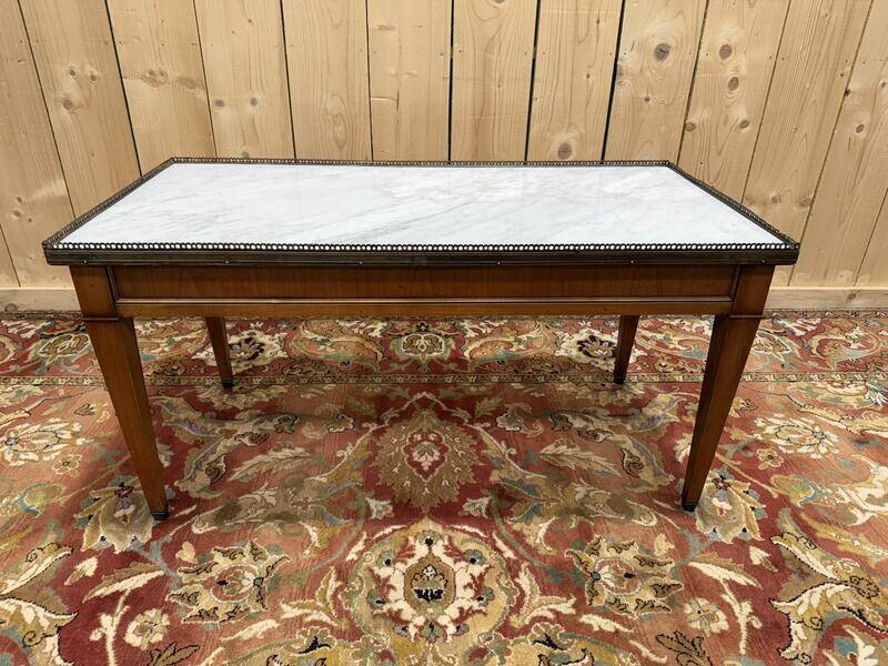 Table basse de style Louis XVI en marbre blanc et merisier