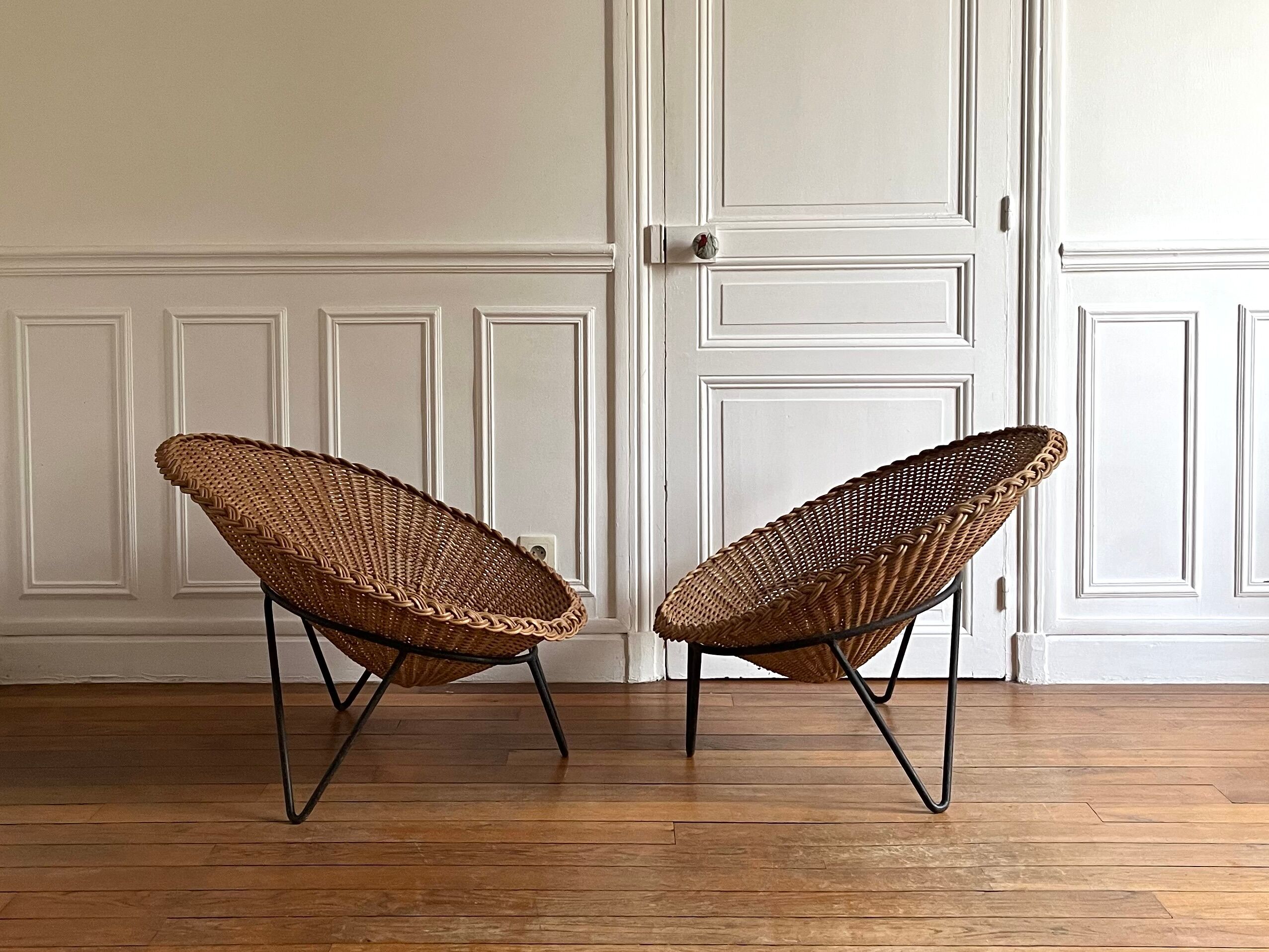 Pair of armchairs rattan basket feet metal