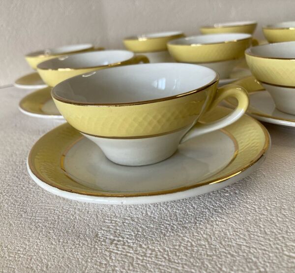 Tasses et sous-tasses jaune et blanc liserés dorés Moulin des loups