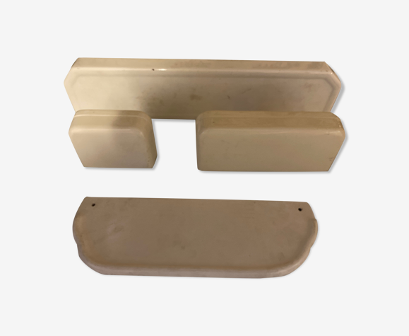 White porcelain bathroom tablet set