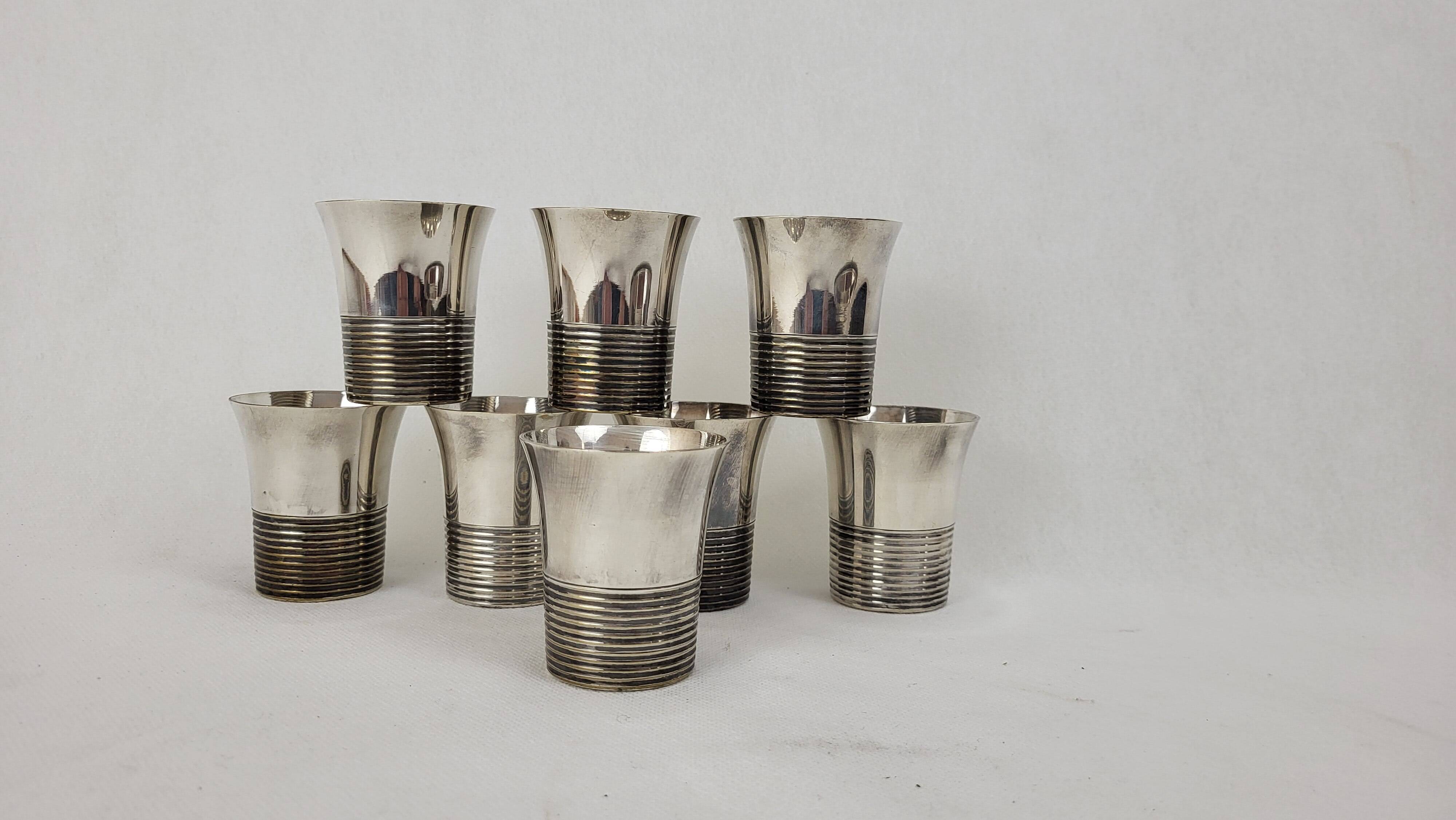 Cocktail shaker service & cups in silver metal