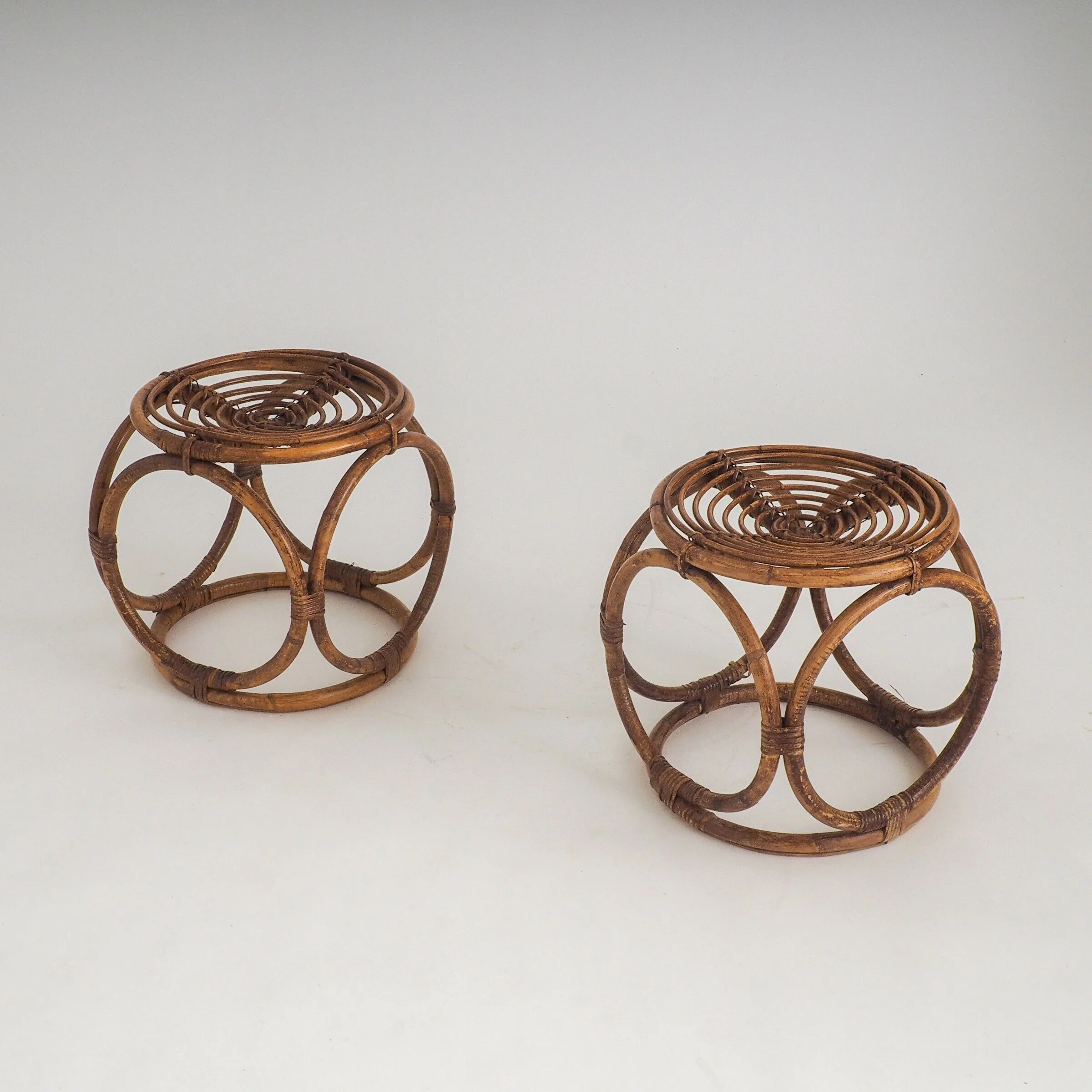 Paire de tabourets en rotin faits à la main vintage / tables d'appoint
