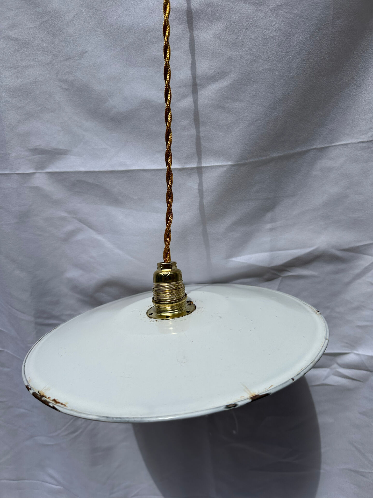 Suspension vintage blanche en tôle émaillée style indus ferme