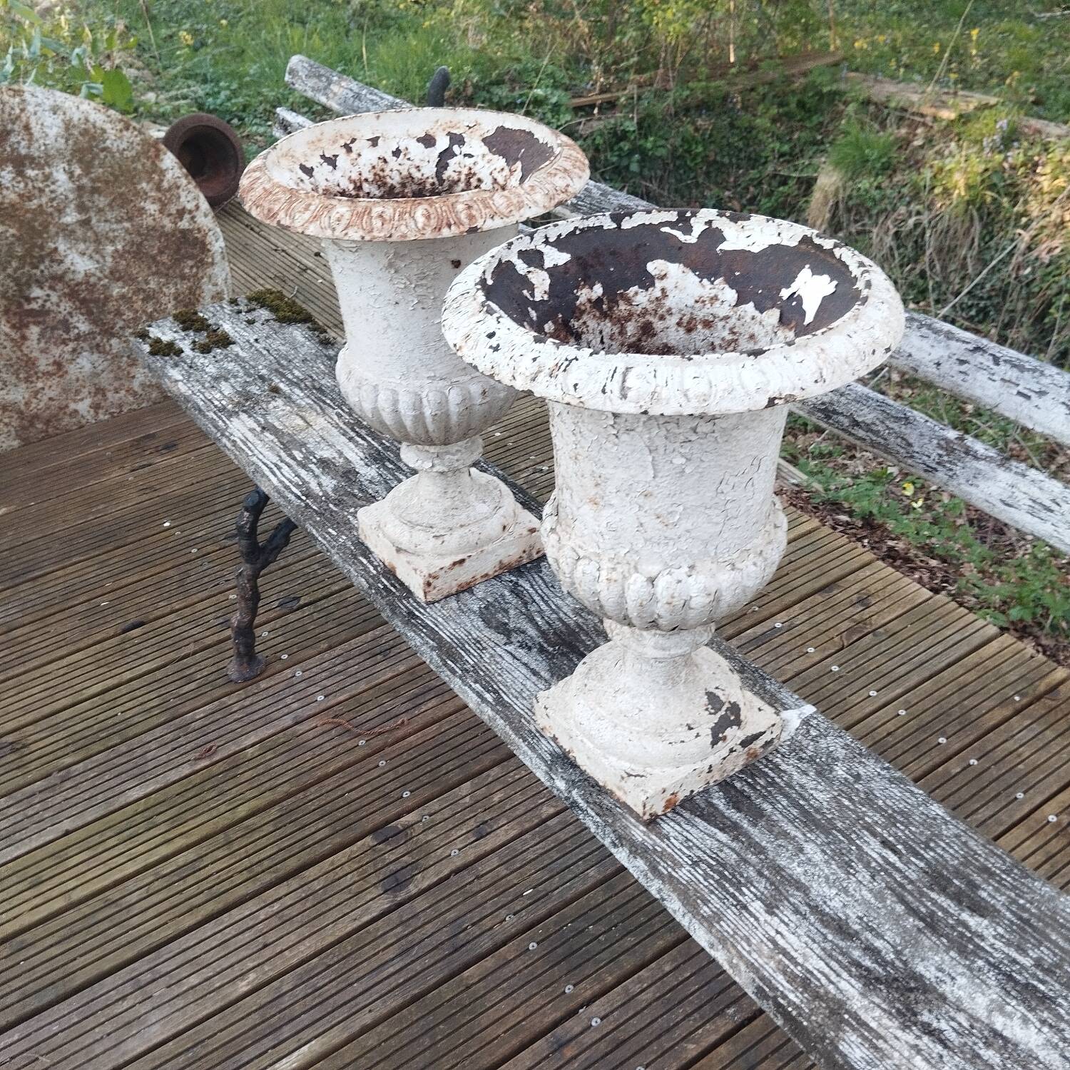 Pair of Medici vases in cast iron