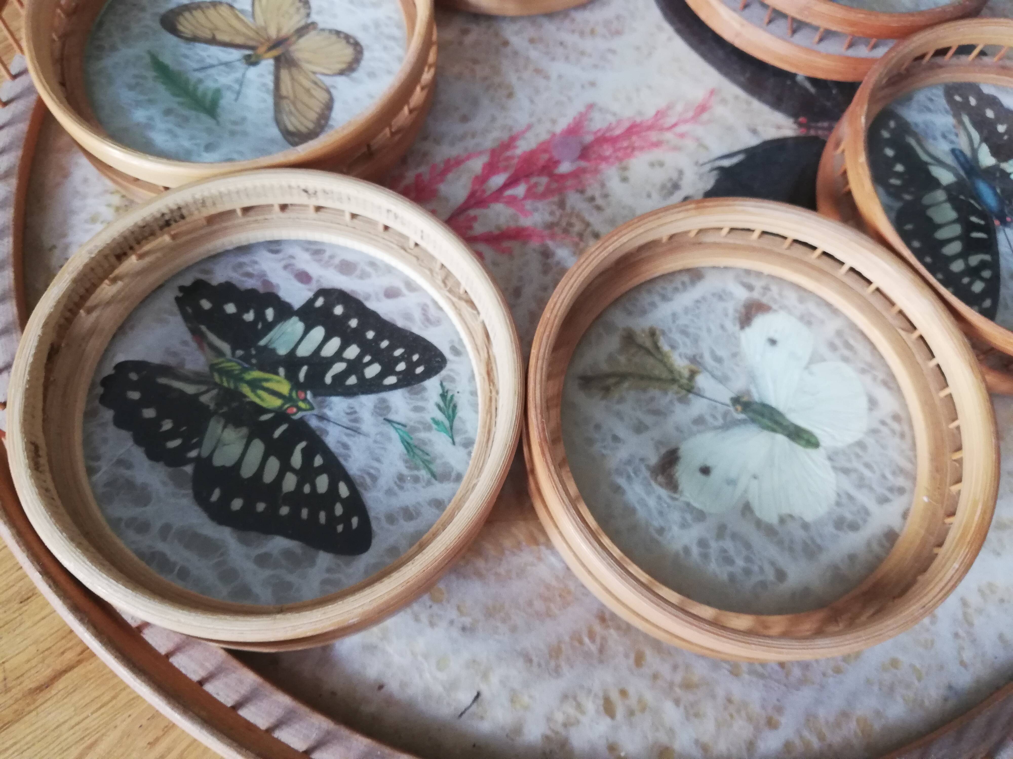 Vintage rattan tray with 6 under glasses