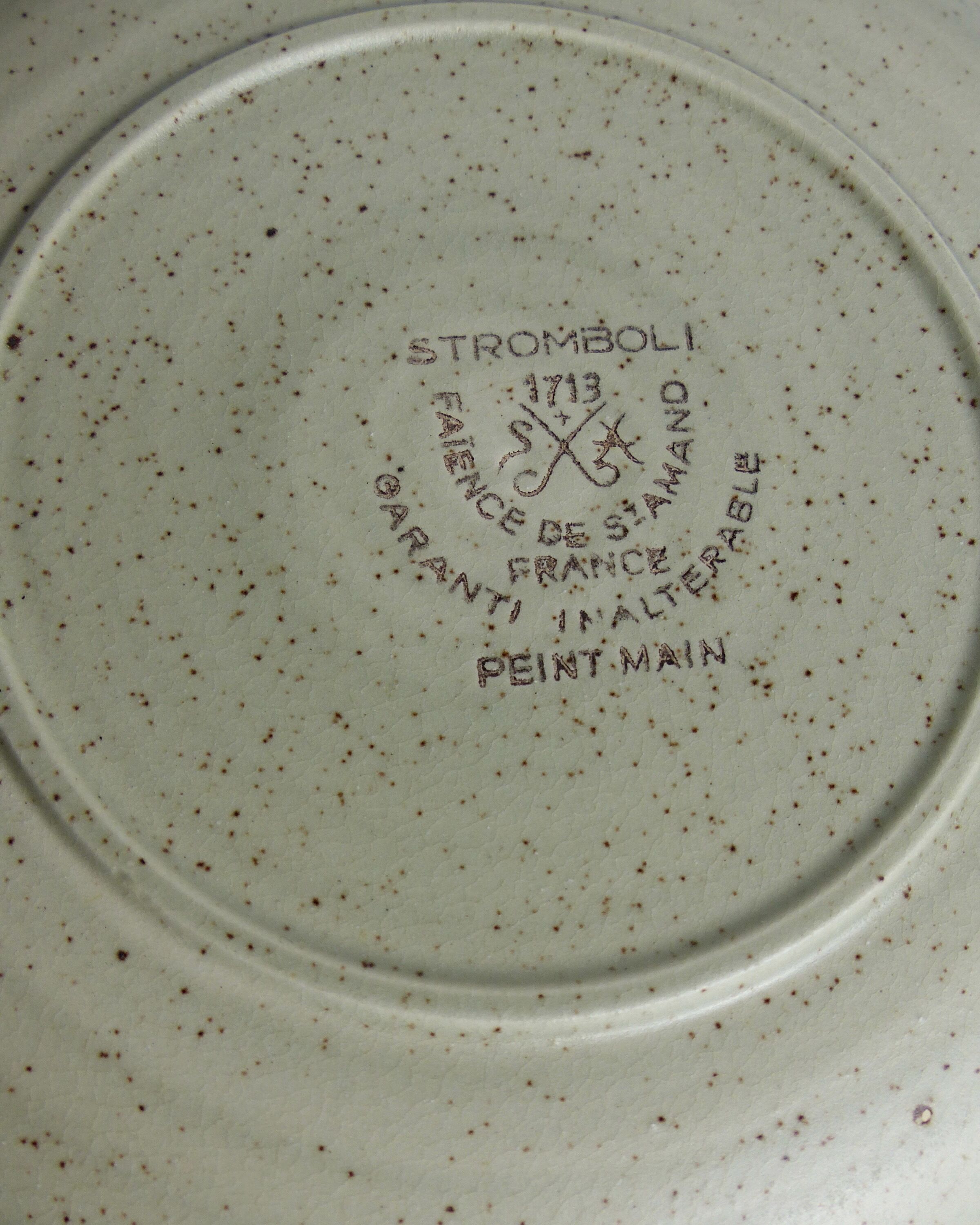 Set of 4 flat plates in speckled sandstone