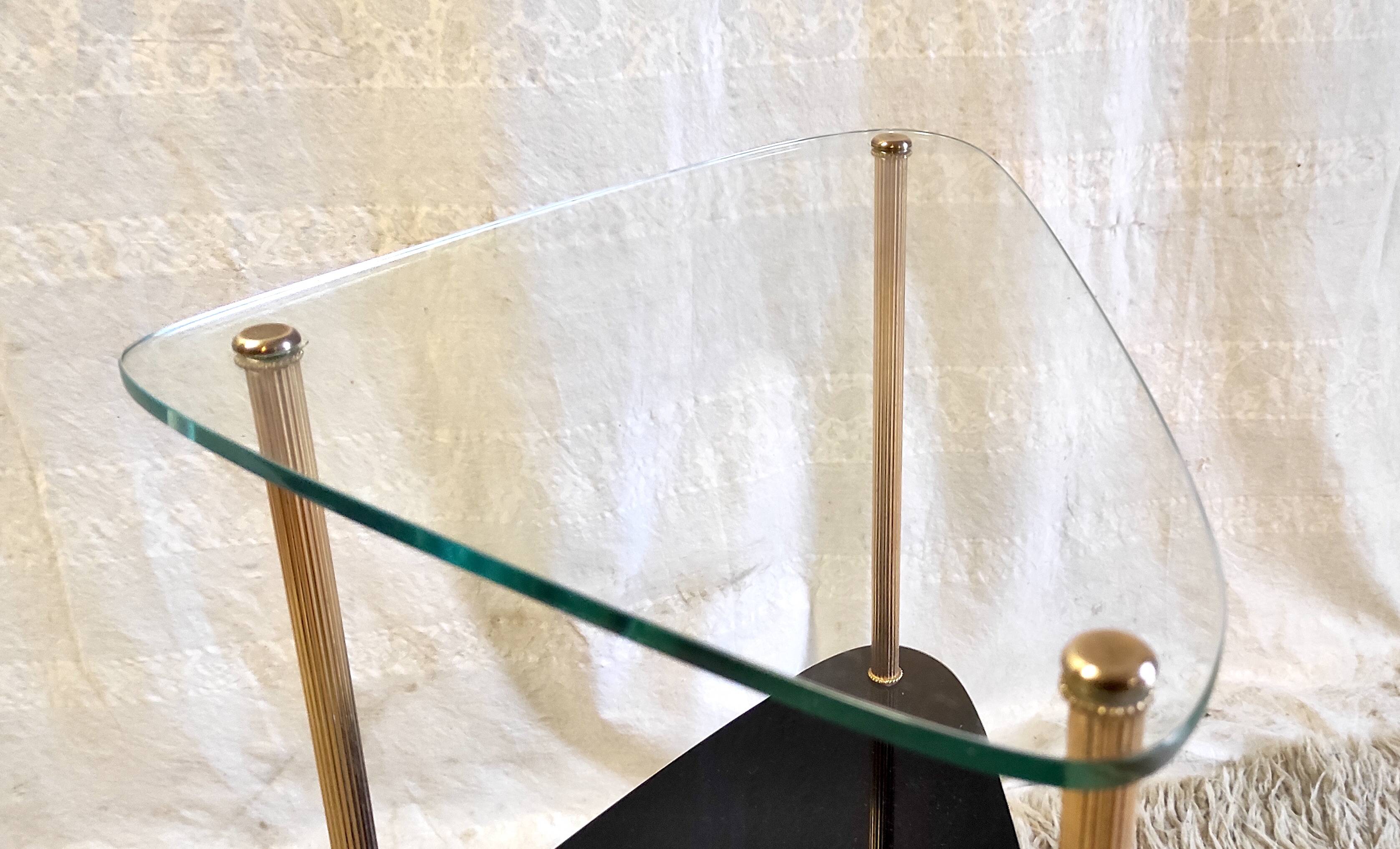 Table d'appoint tripode en laiton doré et verre - années 50/60
