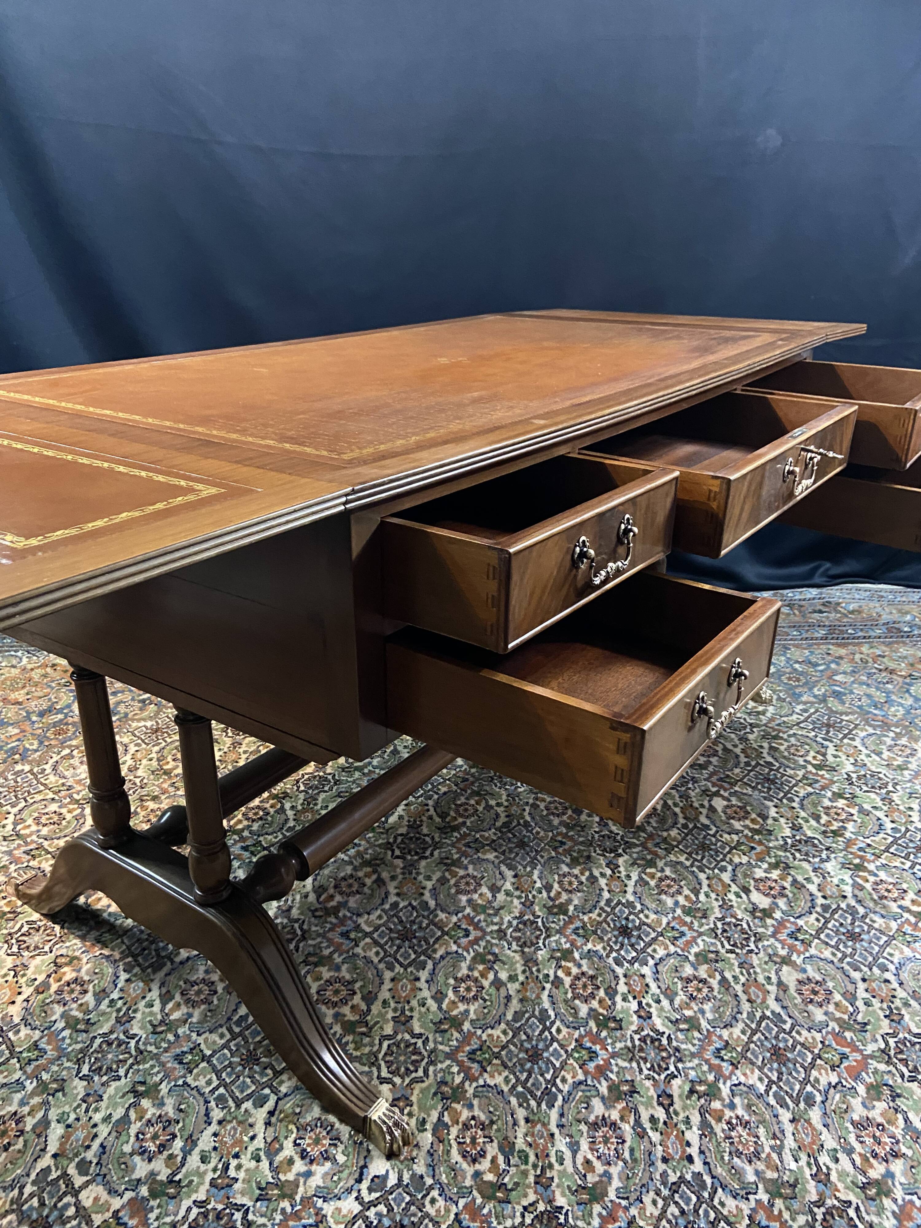 Grand bureau anglais en acajou de style Regency
