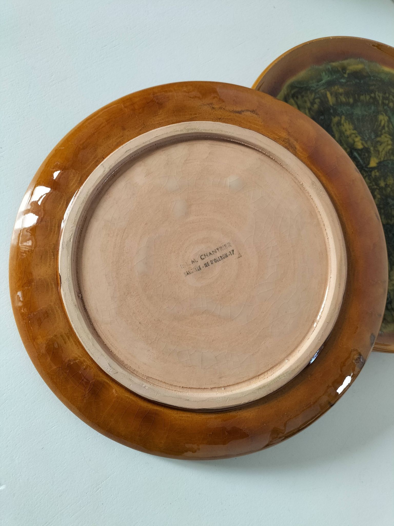 Set of 4 flamed enamel plates in green and amber from the 60s-70s.