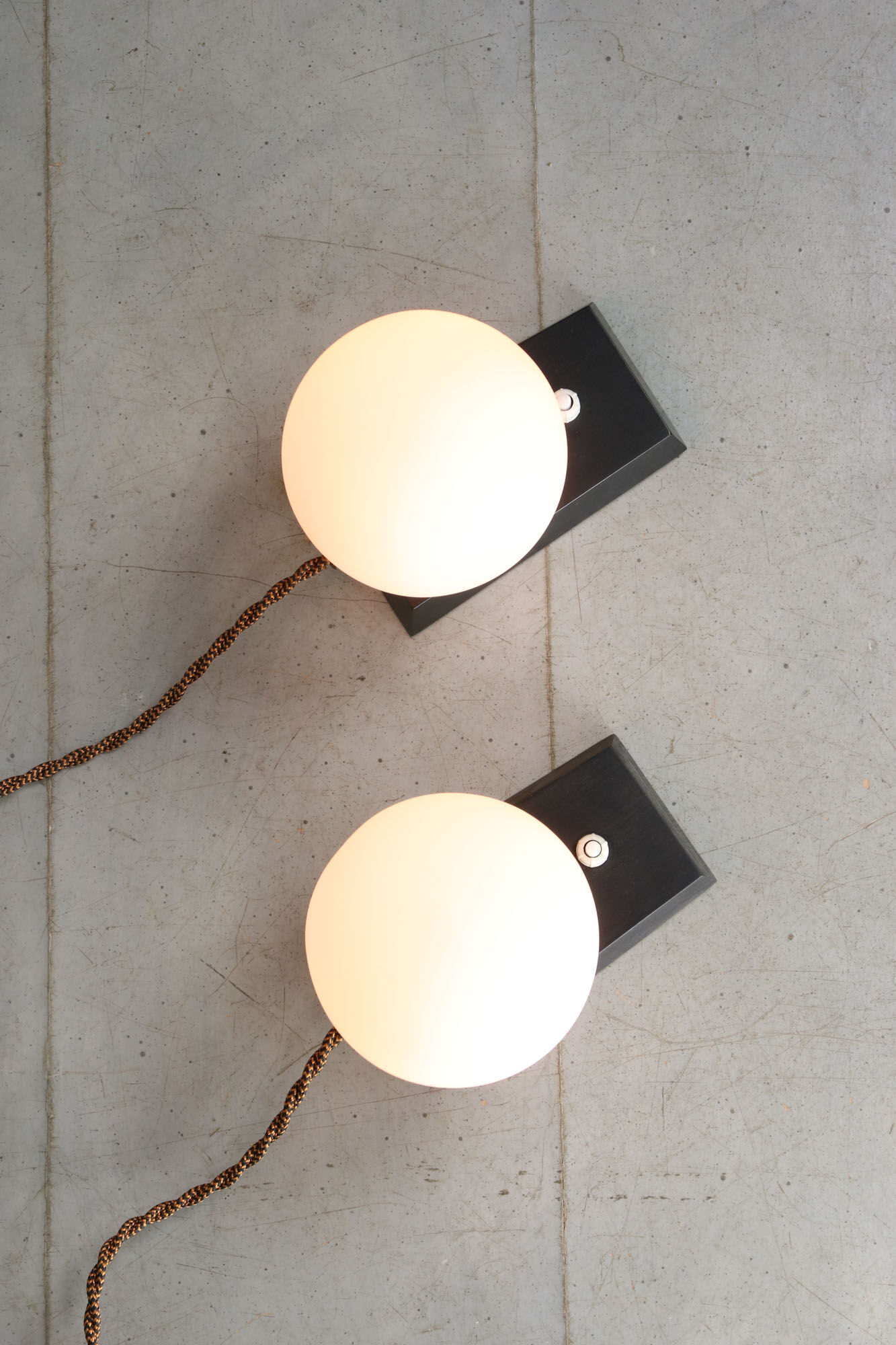Lampes de chevet mid-century en laiton & opalin
