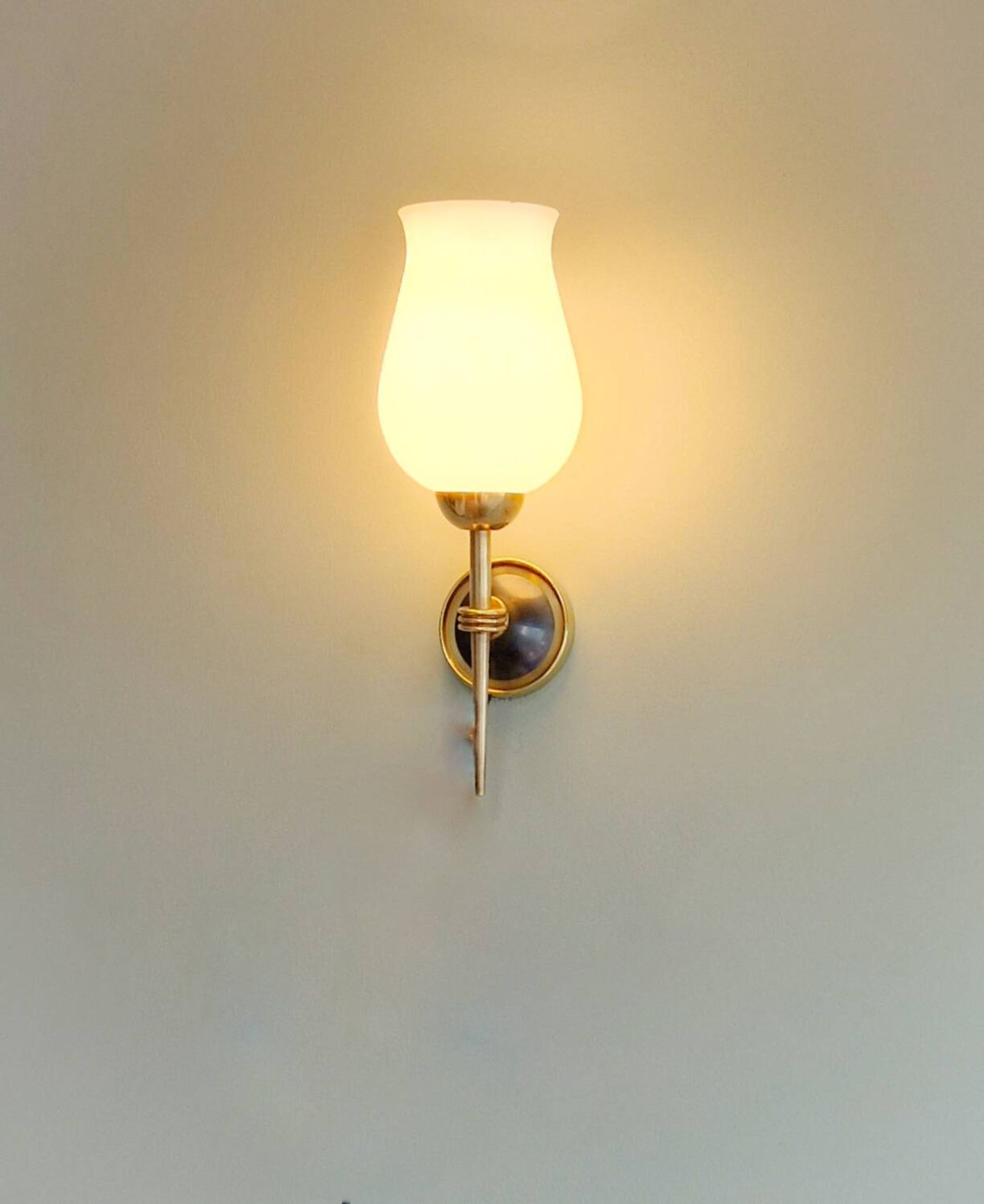 Paire d'appliques opaline et laiton 1950