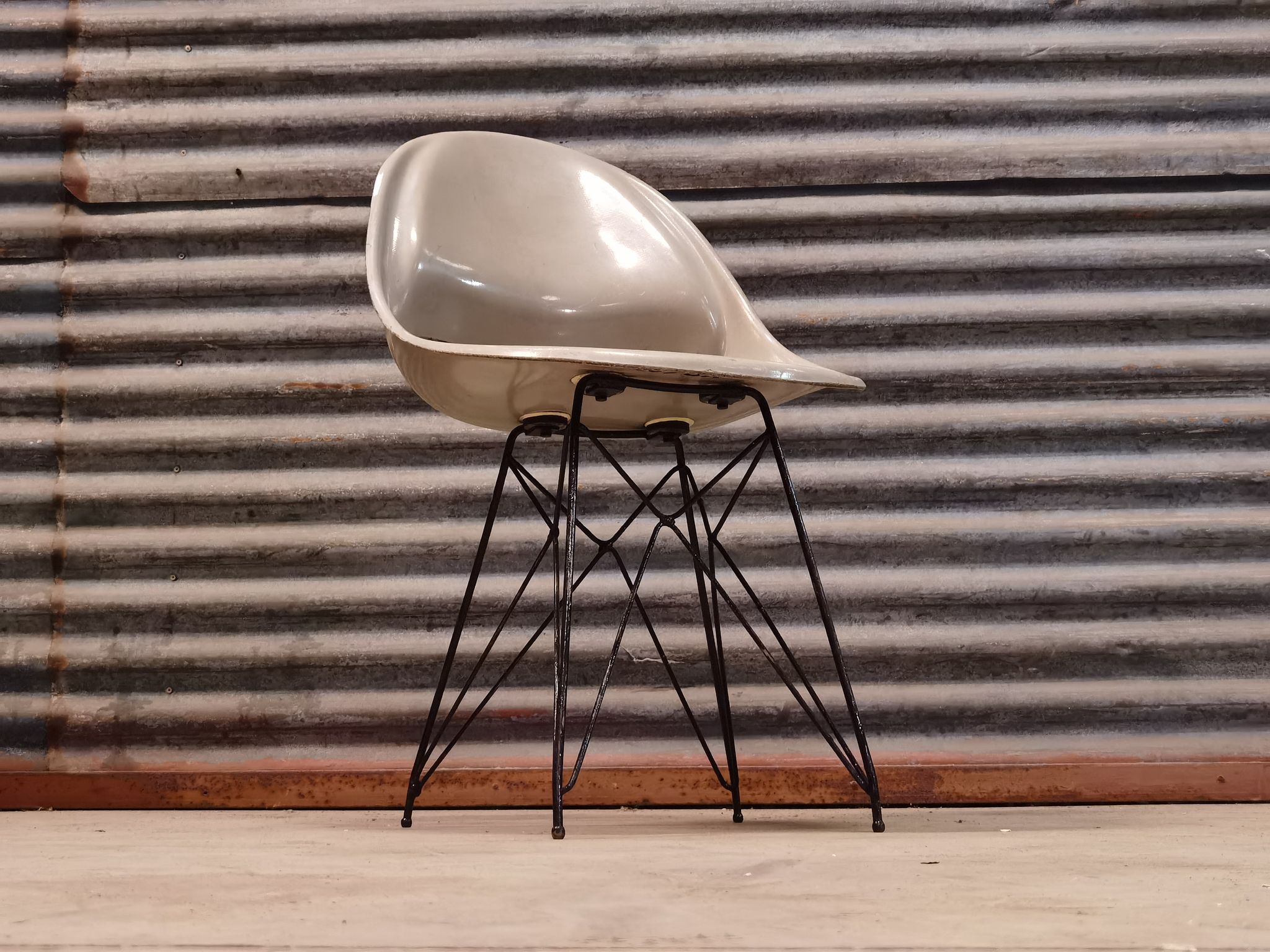 Chaise grise par Miroslav Navràtil édition Vertex 1959