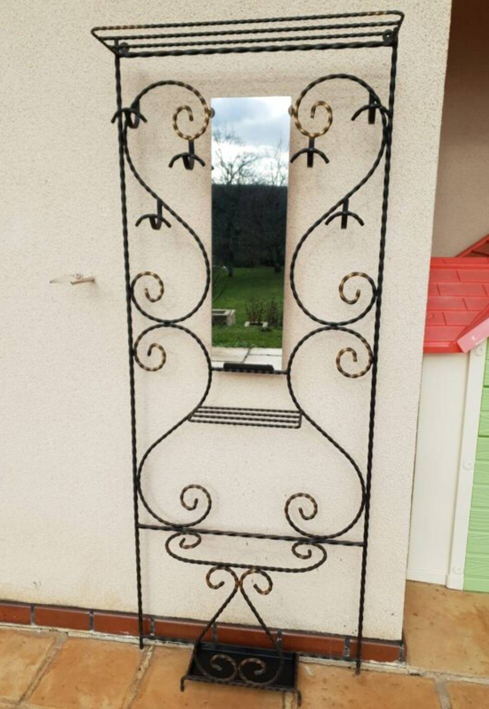 Wall-mounted coat rack