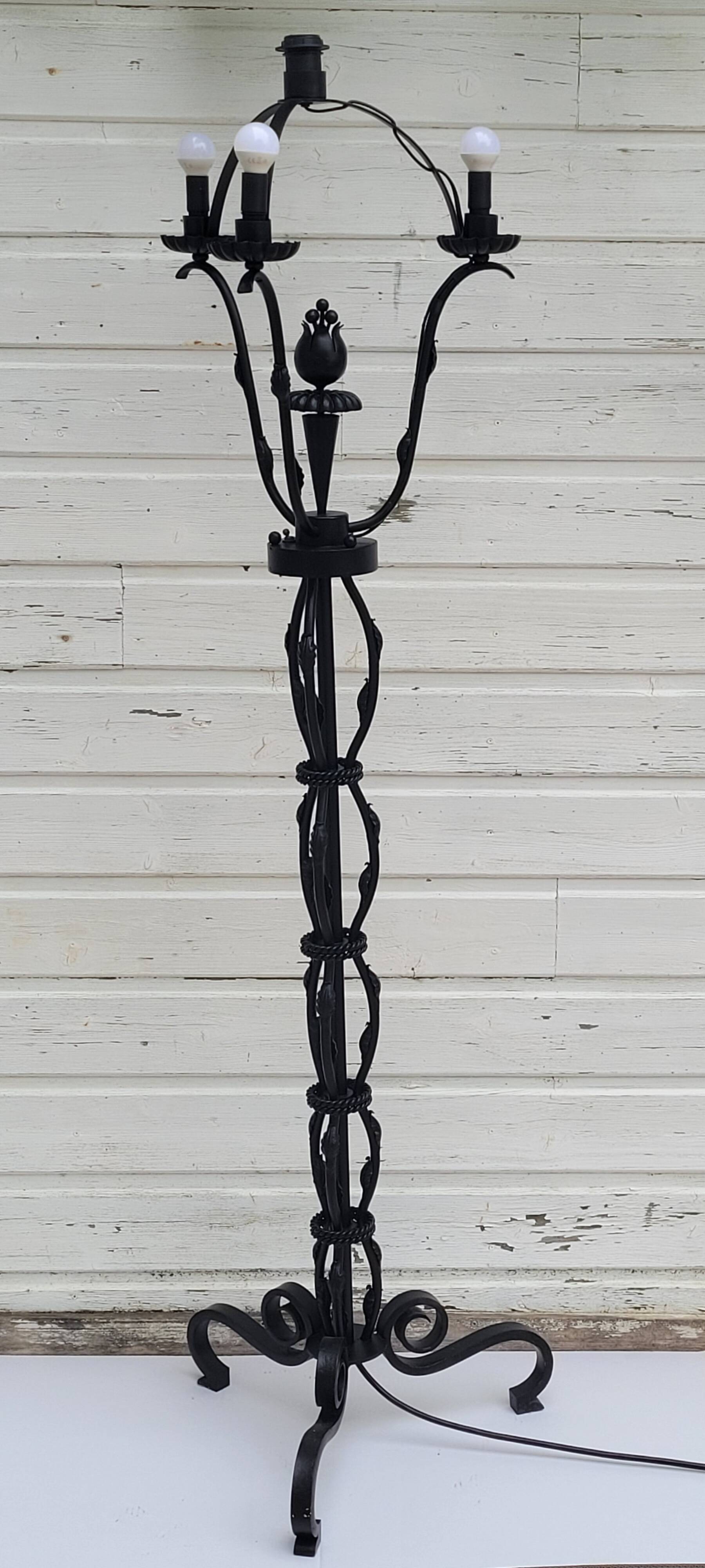 Lampadaire en fer forgé noir attribué a Gilbert Poillerat