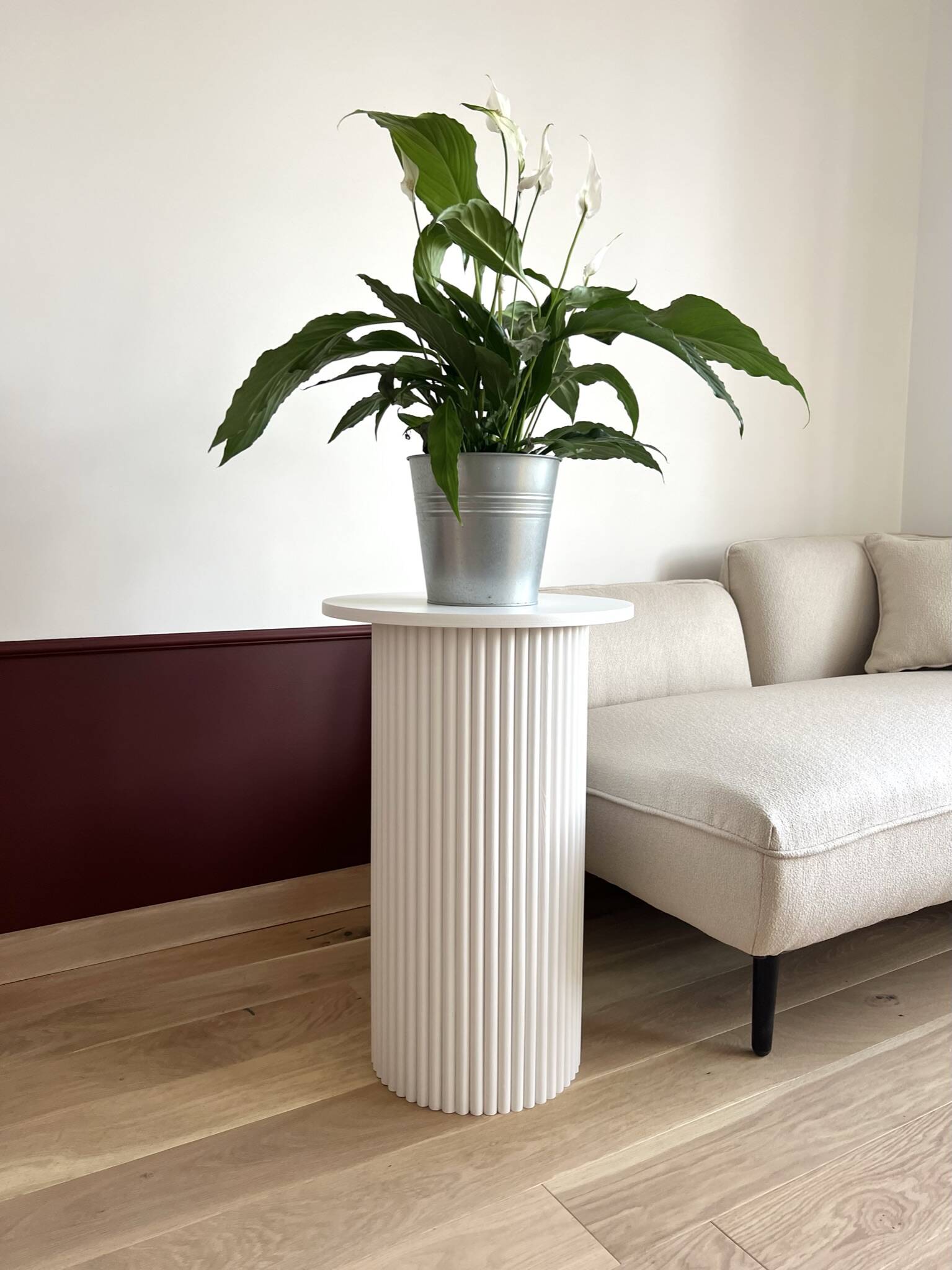 round and fluted bedside table in white
