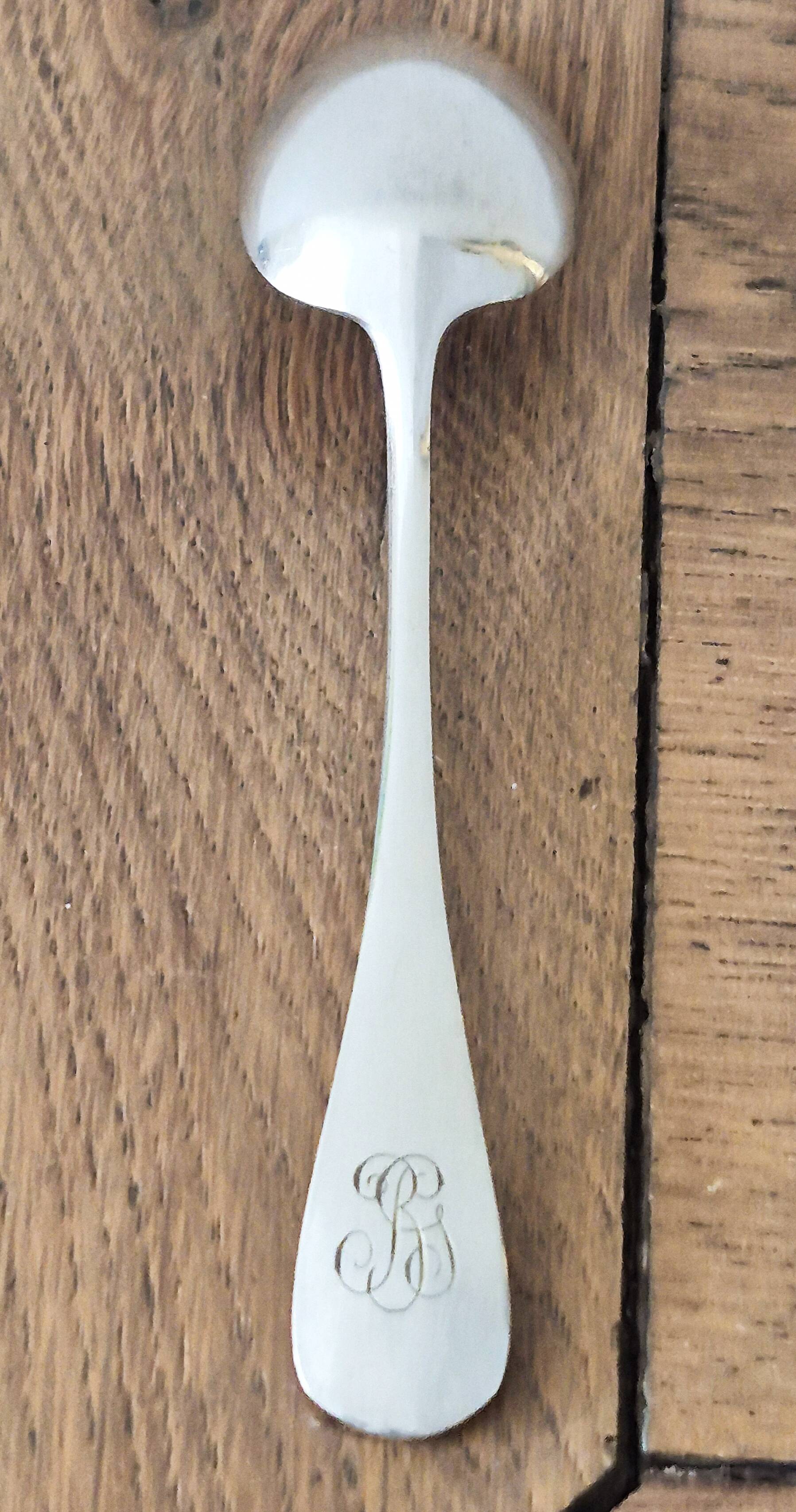 Dessert spoons, silver coffee spoons, small Baguette spoons.