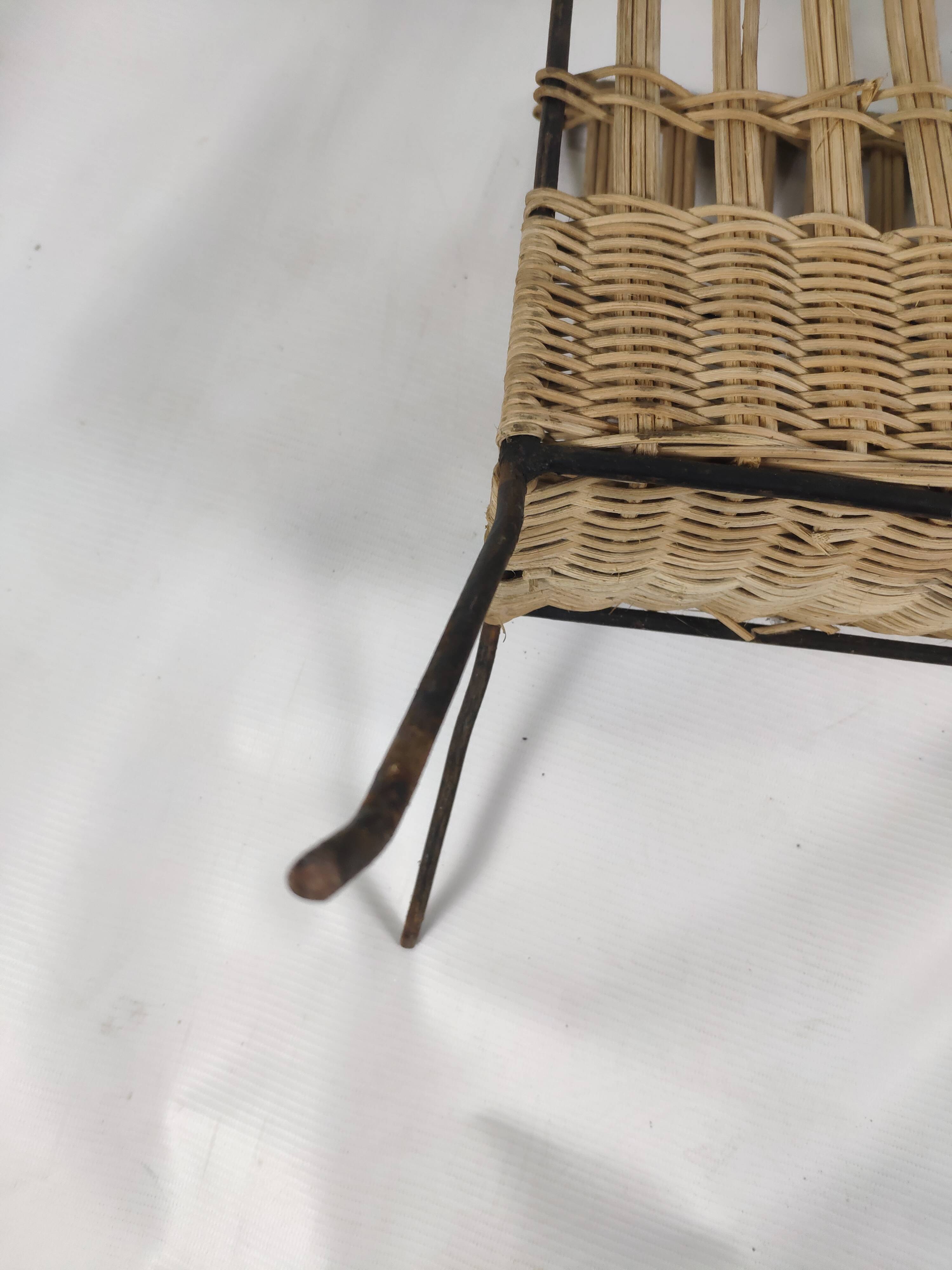 Porte revue vintage métal et osier tressé