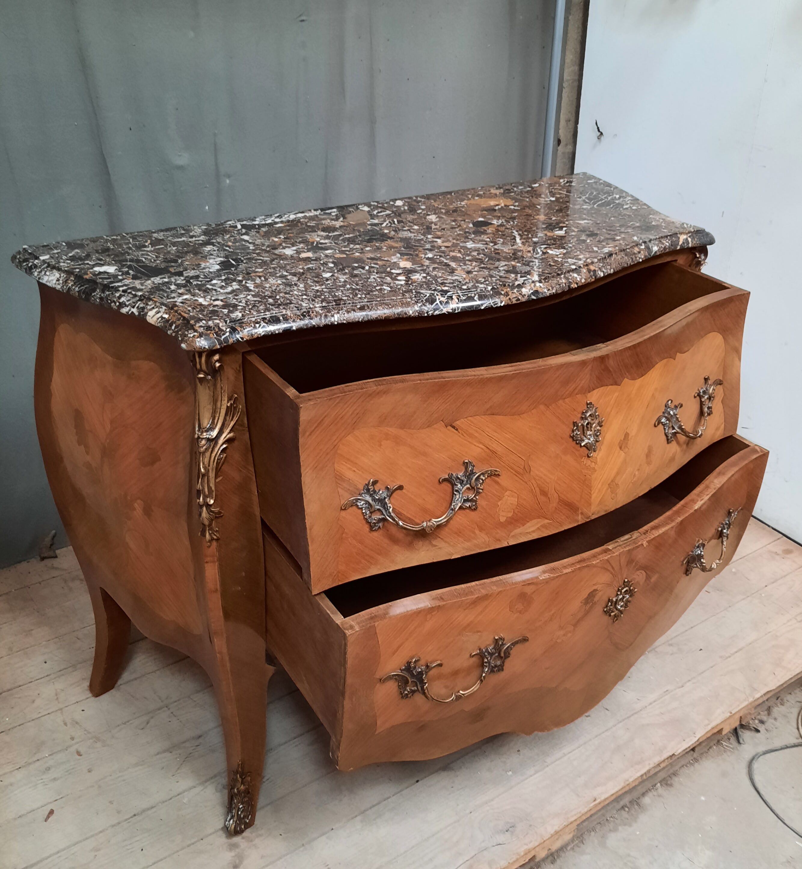 Commode en marquetterie style Louis XVI