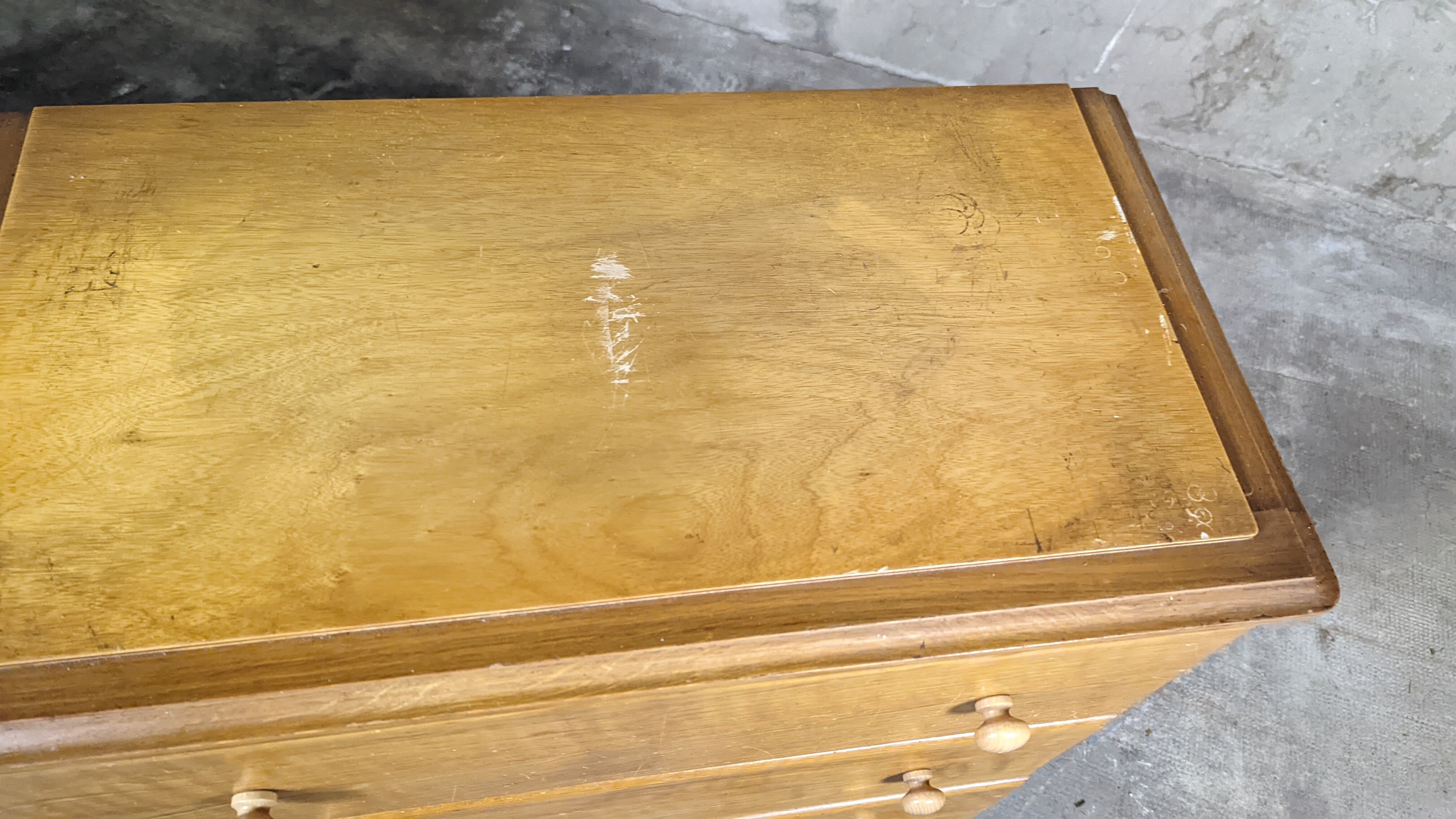 Scandinavian compass foot dresser