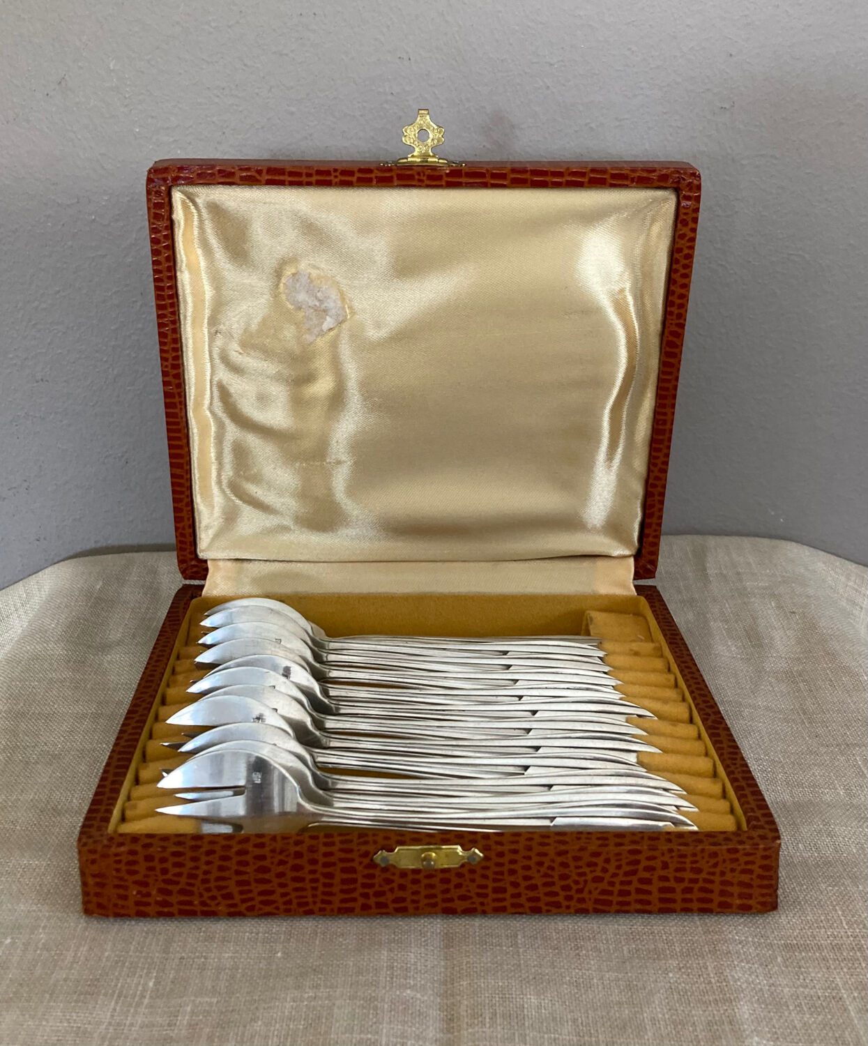 Art Deco oyster forks in punched silver metal, leatherette box